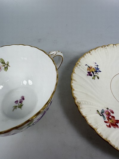 27068563t - 3 Tassen mit Untertassen, Sarreguemines und ein Gefäß Herend, 20. Jh., Tassen mit ...