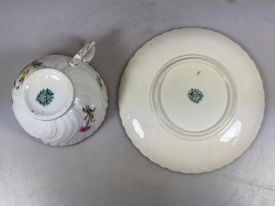 27068563u - 3 Tassen mit Untertassen, Sarreguemines und ein Gefäß Herend, 20. Jh., Tassen mit ...