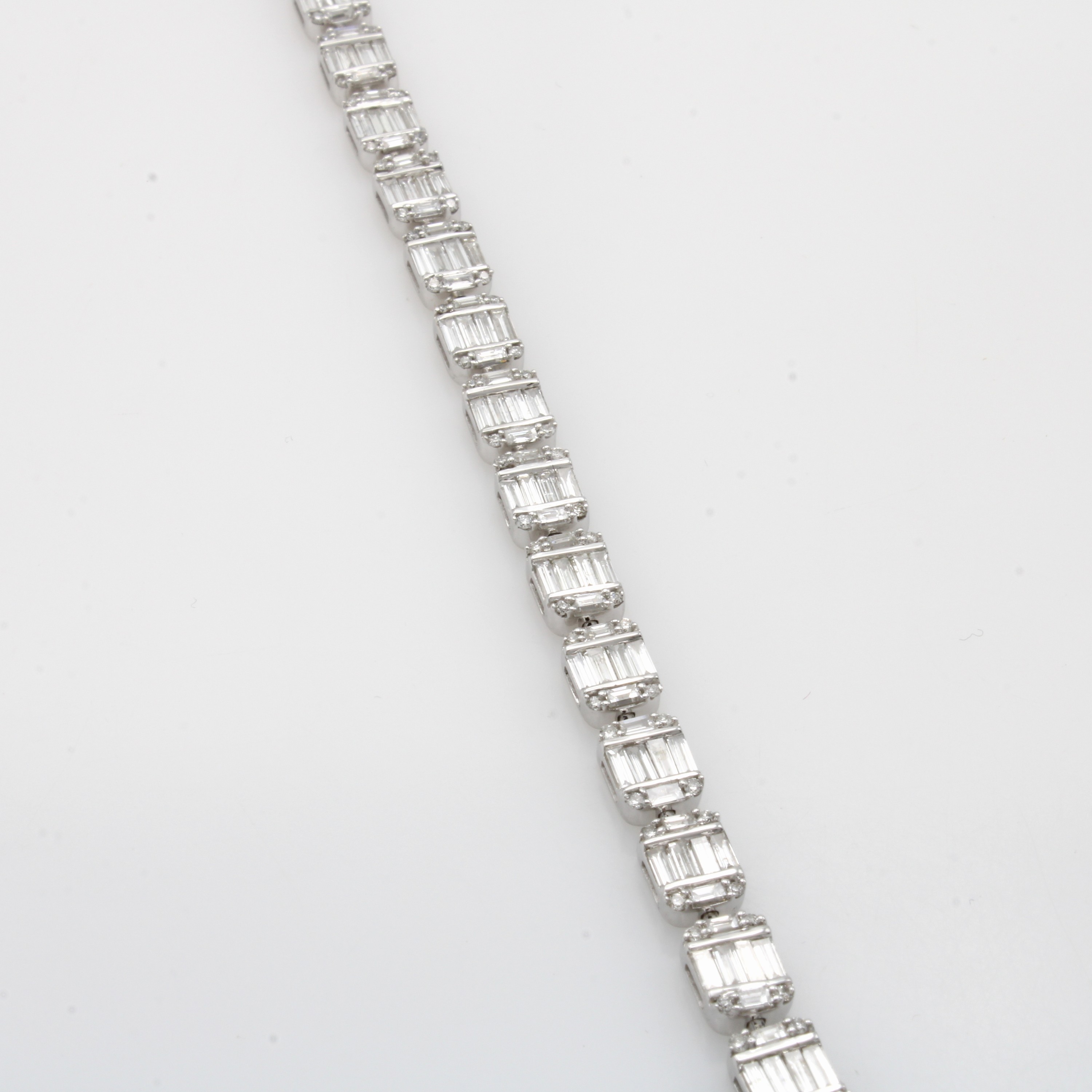 Image 27068638 - Armband mit Diamanten und Brillanten, WG 750/000, Diamantbaguettes zus. ca. 3.56 ct u. ...