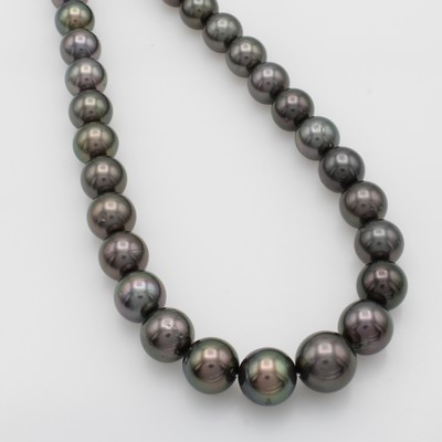 Image Tahitizuchtperlenstrang, fast schwarze Perlen im l. Verlauf v. 11-13 mm mit glänzendem ...