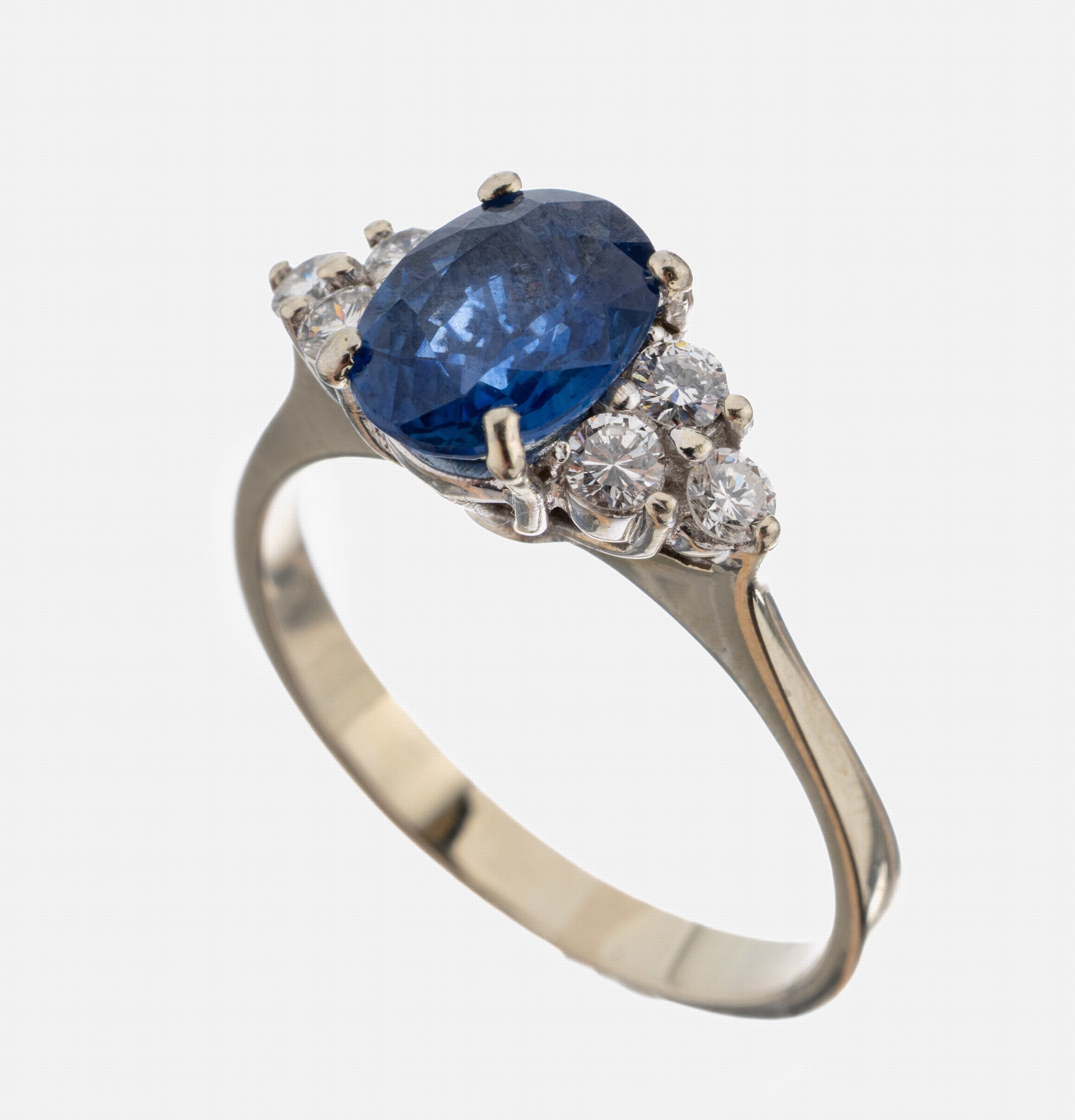 Image 27068932 - 18 kt Gold Saphir-Brillant-Ring, WG 750/000, ovalfacett. Saphir ca. 1.0 ct, 6 ...