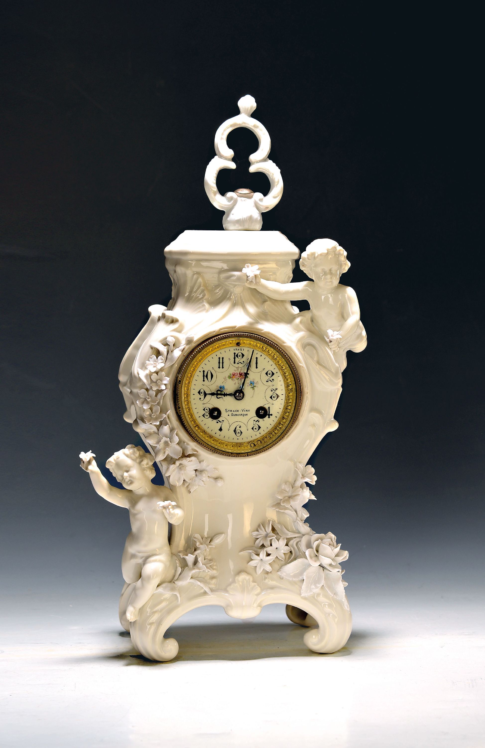 Image 27069055 - Porzellanpendule, um 1900, Porzellangehäuse flankiert von vollplastischen Putten mit ...