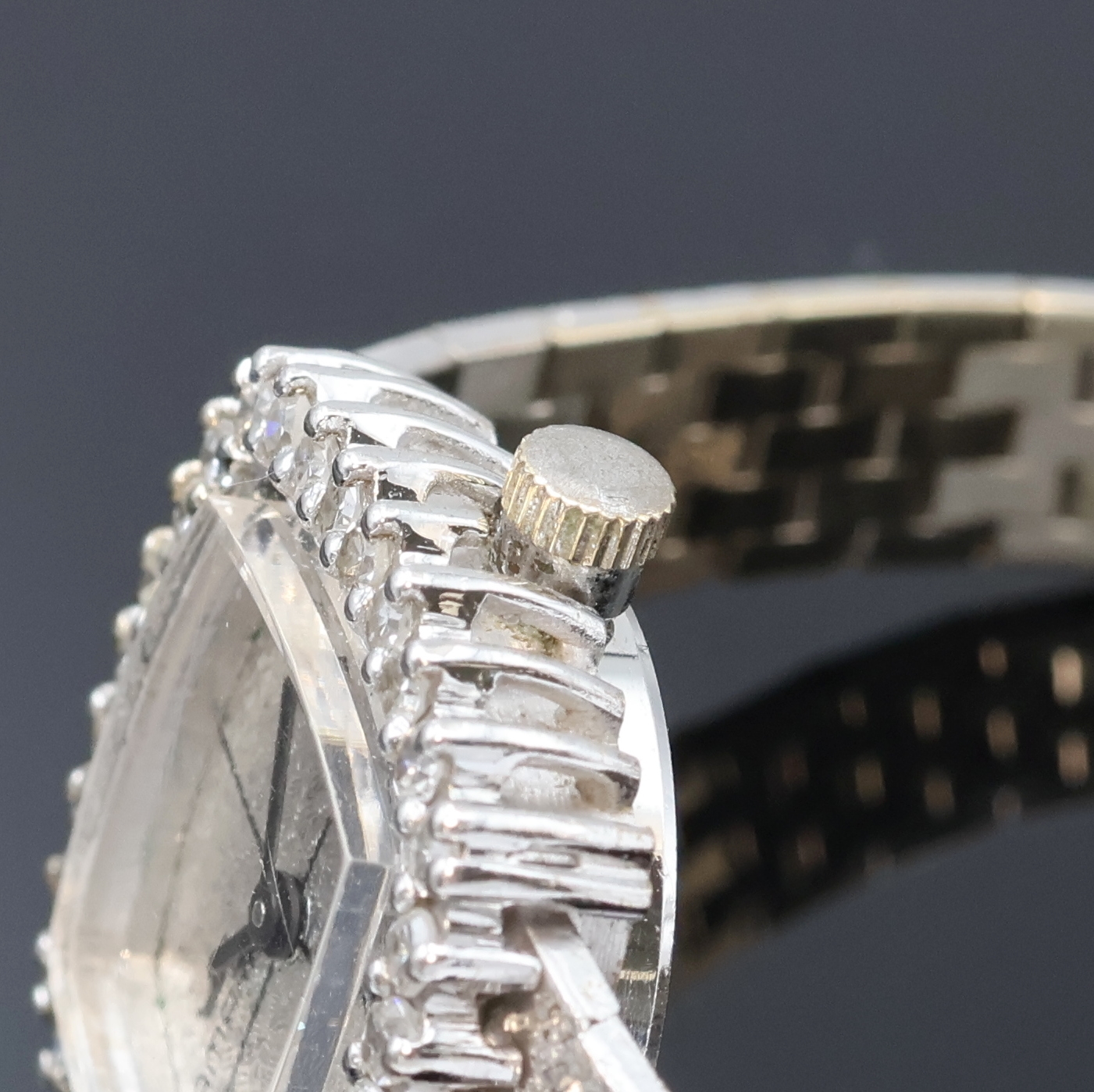 Detail b: AMARA diamantbesetzte Damenarmbanduhr in WG 585/000, Schweiz um 1970, Handaufzug, 2-tlg. Geh. m. Milanaiseband, Boden aufgedr., silb. ...