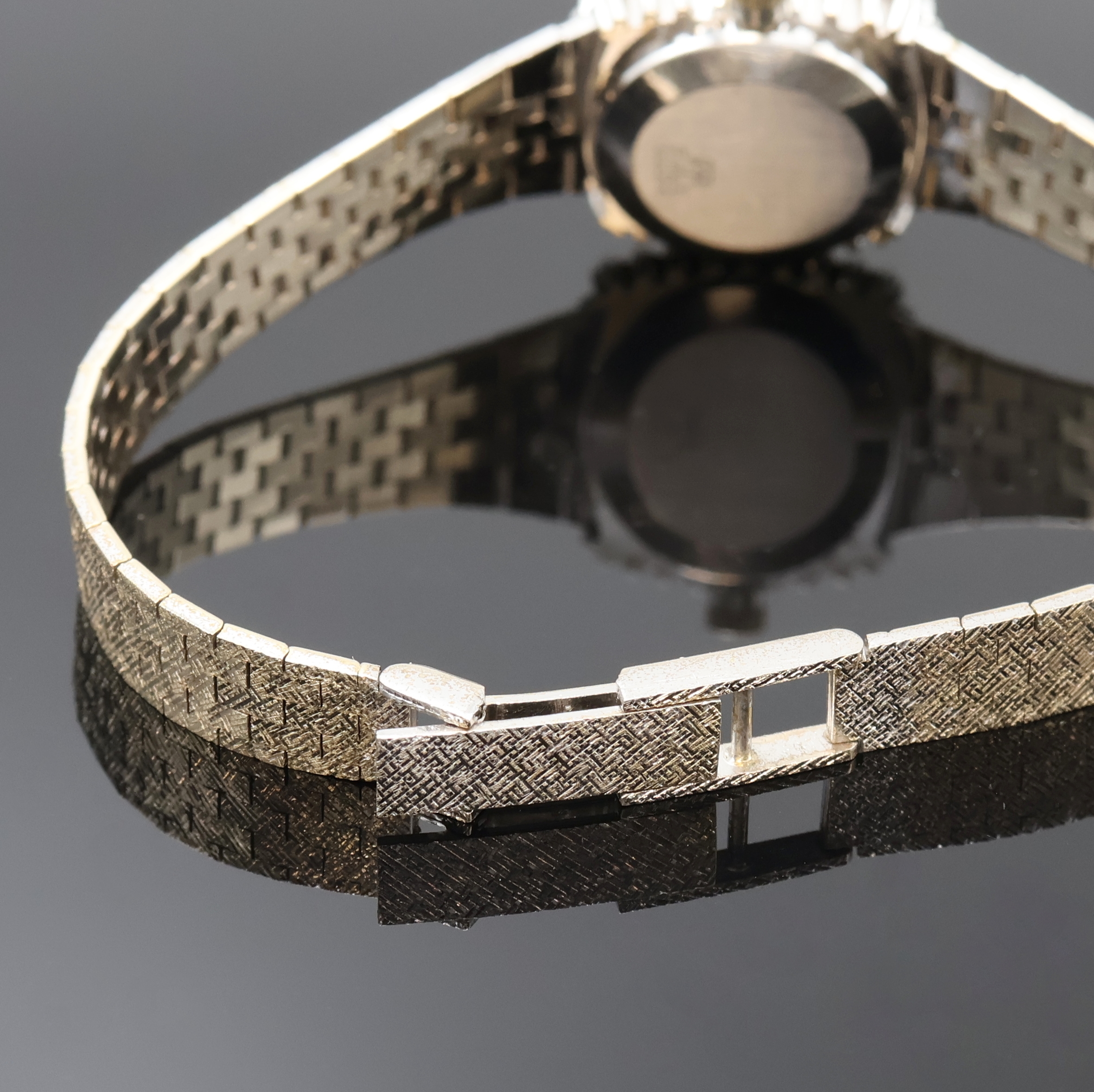 Detail c: AMARA diamantbesetzte Damenarmbanduhr in WG 585/000, Schweiz um 1970, Handaufzug, 2-tlg. Geh. m. Milanaiseband, Boden aufgedr., silb. ...