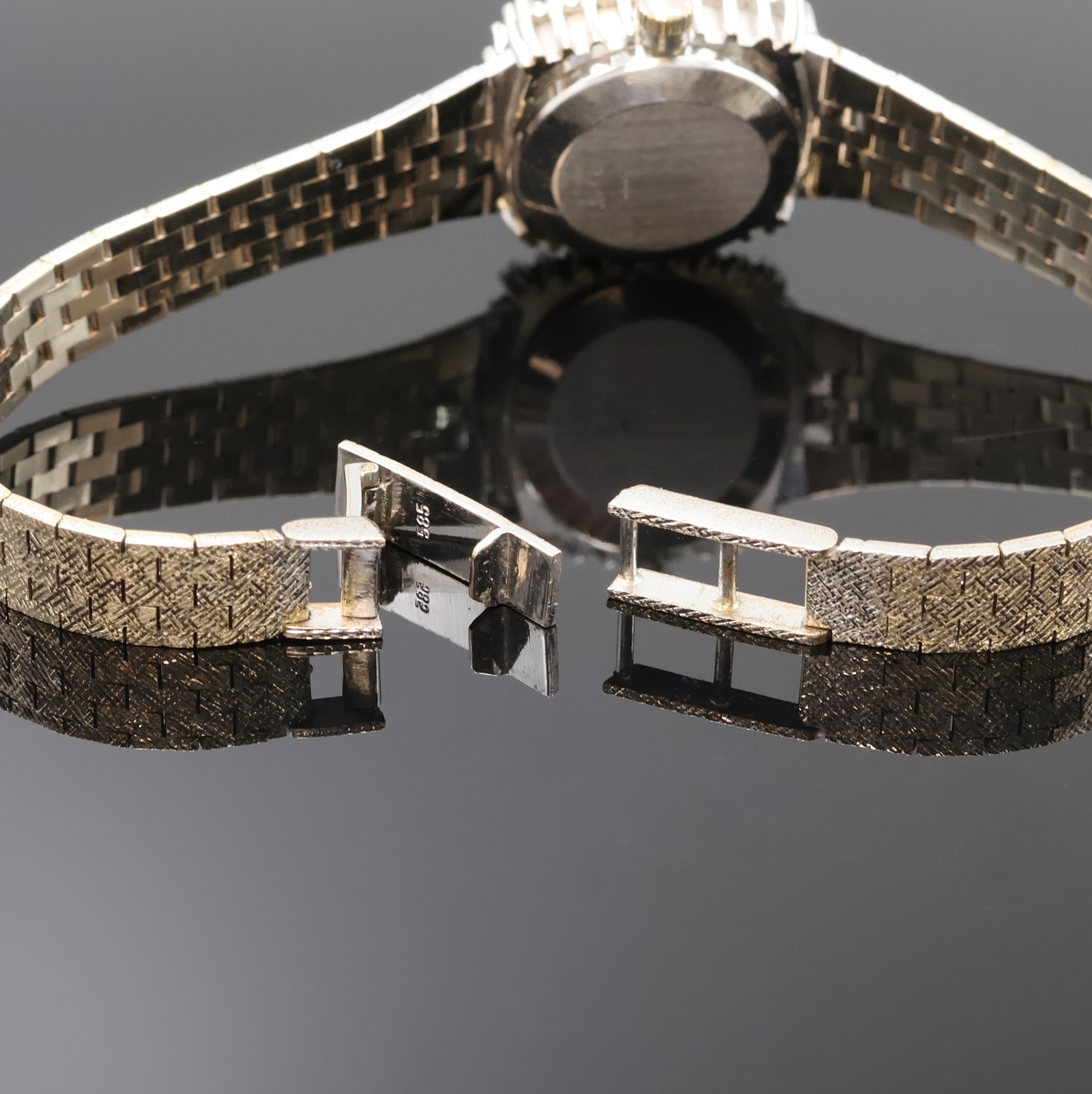 Detail d: AMARA diamantbesetzte Damenarmbanduhr in WG 585/000, Schweiz um 1970, Handaufzug, 2-tlg. Geh. m. Milanaiseband, Boden aufgedr., silb. ...