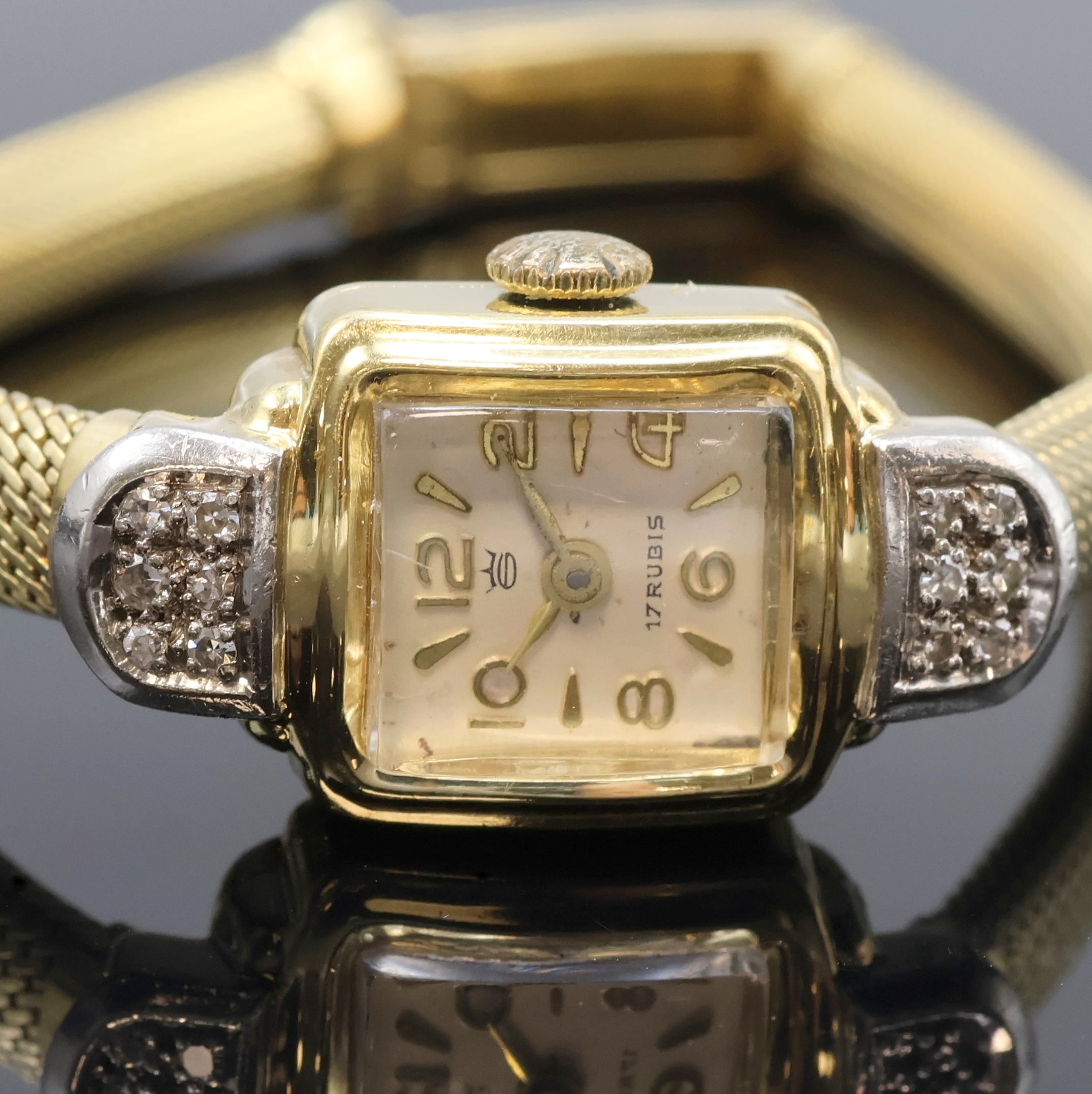 Detail a: Damenarmbanduhr in GG 585/000 mit Diamanten, Schweiz um 1960, Handaufzug, 2-teil. Geh. mit Diamantbesatz an den Bandanst., Boden aufgedr., silb. ...