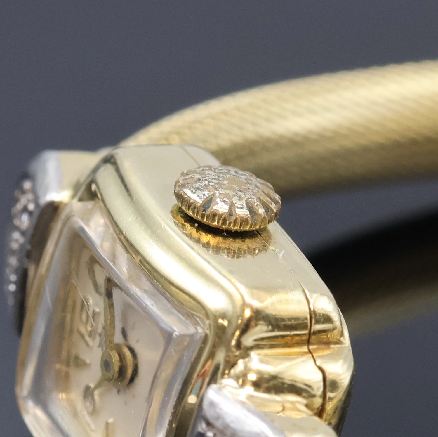 Detail b: Damenarmbanduhr in GG 585/000 mit Diamanten, Schweiz um 1960, Handaufzug, 2-teil. Geh. mit Diamantbesatz an den Bandanst., Boden aufgedr., silb. ...