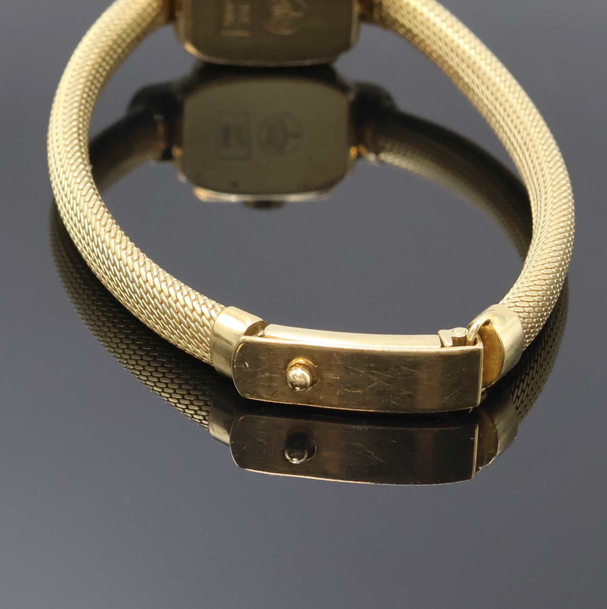 Detail c: Damenarmbanduhr in GG 585/000 mit Diamanten, Schweiz um 1960, Handaufzug, 2-teil. Geh. mit Diamantbesatz an den Bandanst., Boden aufgedr., silb. ...