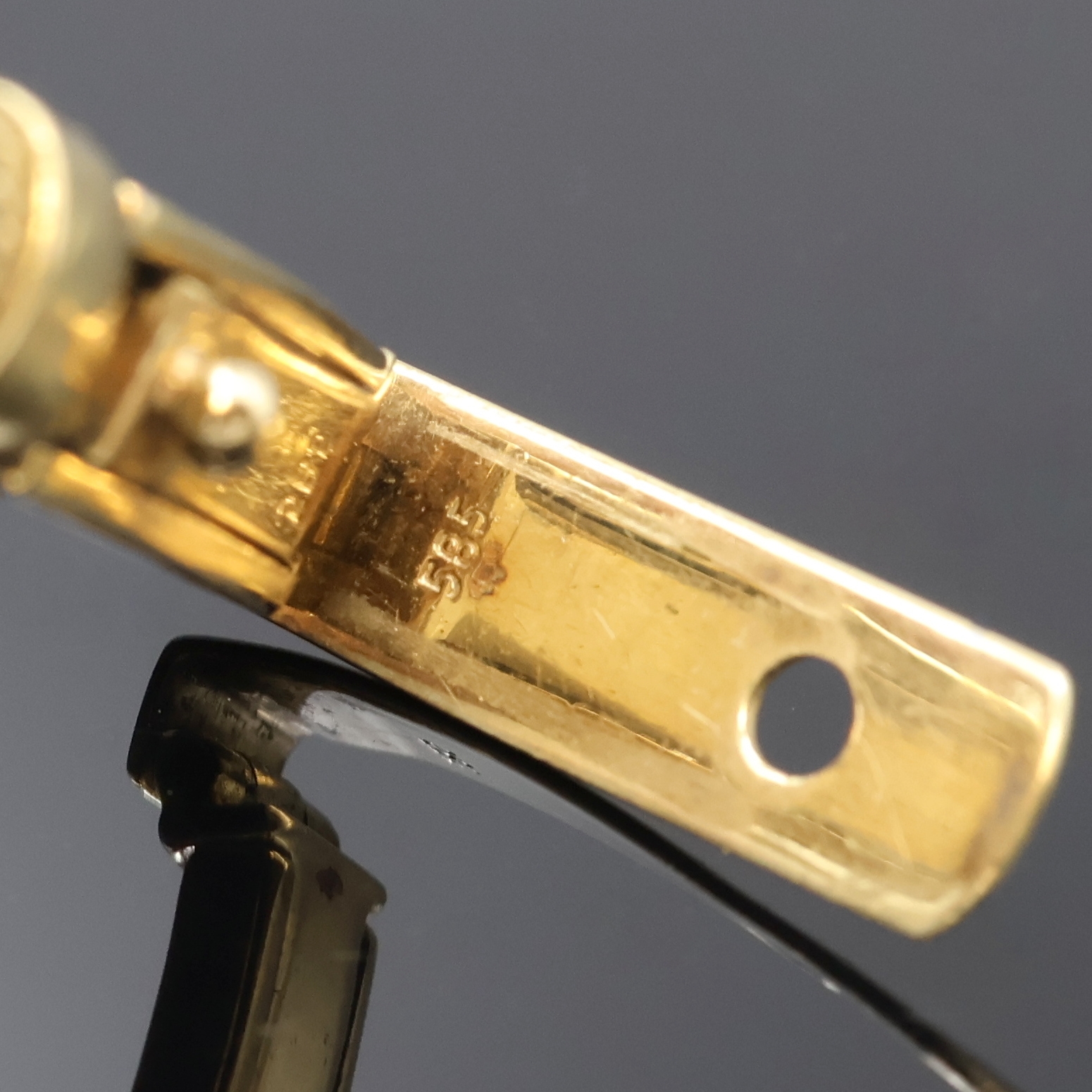 Detail d: Damenarmbanduhr in GG 585/000 mit Diamanten, Schweiz um 1960, Handaufzug, 2-teil. Geh. mit Diamantbesatz an den Bandanst., Boden aufgedr., silb. ...