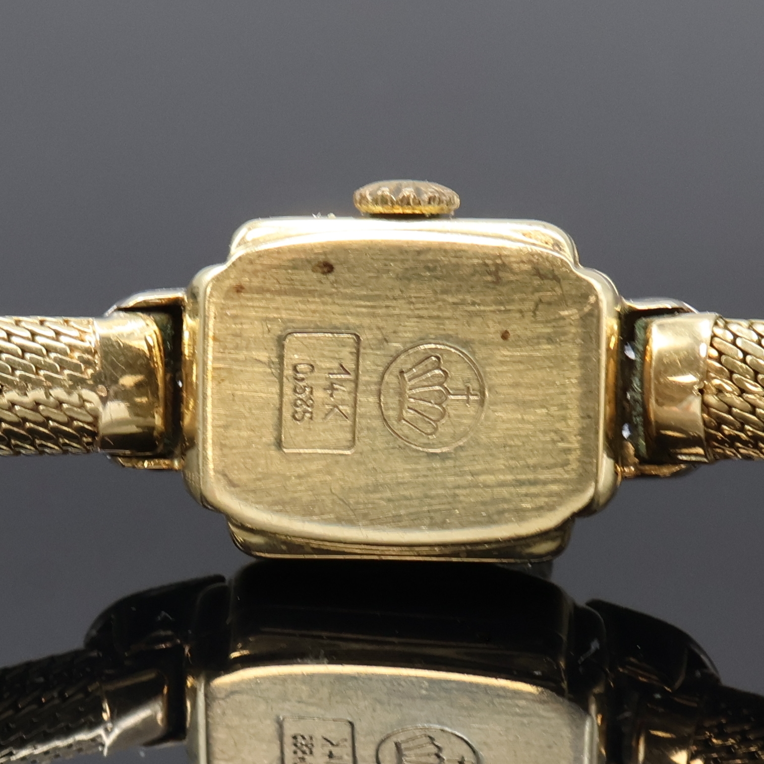 Detail e: Damenarmbanduhr in GG 585/000 mit Diamanten, Schweiz um 1960, Handaufzug, 2-teil. Geh. mit Diamantbesatz an den Bandanst., Boden aufgedr., silb. ...