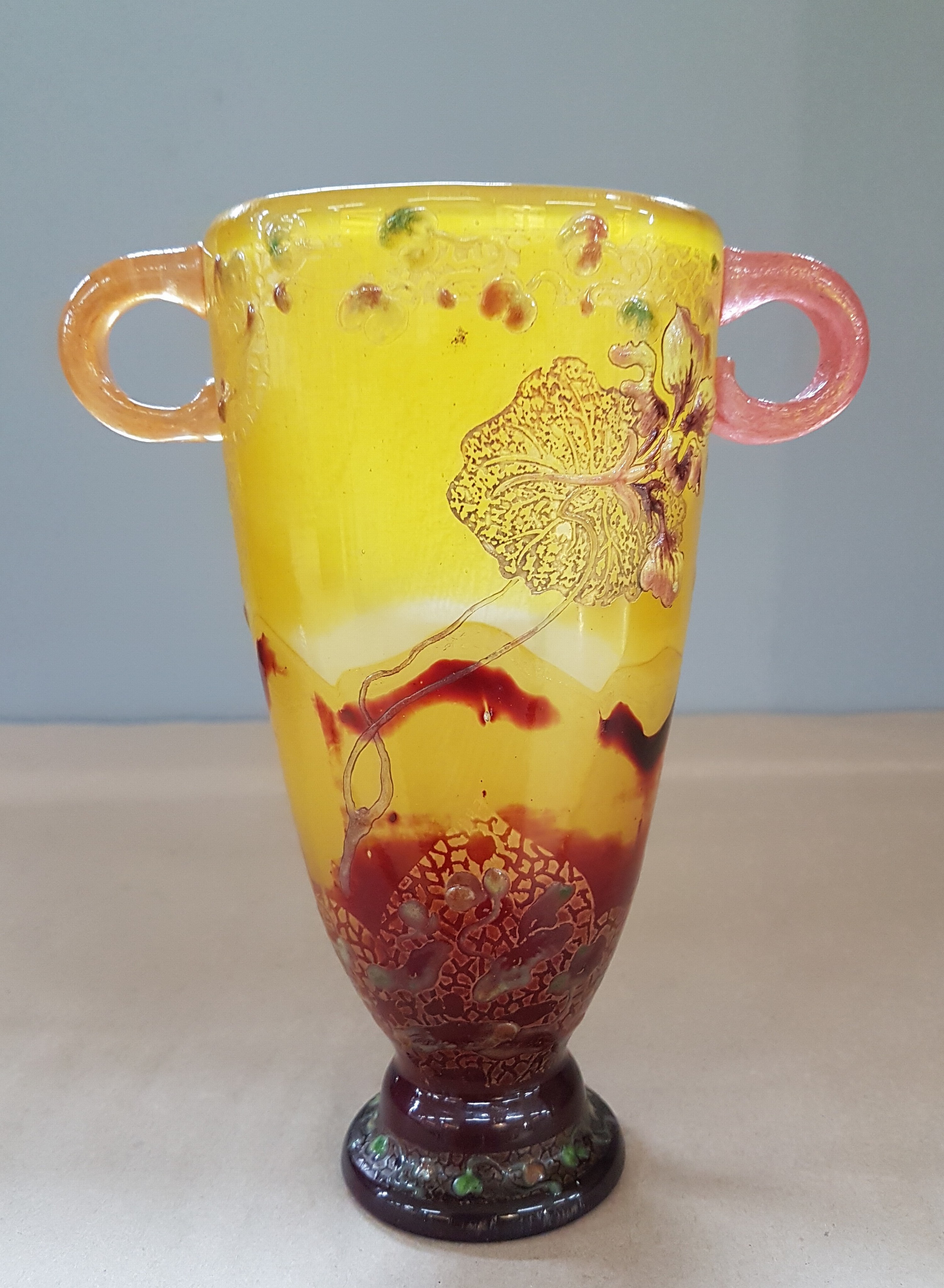 Detail a: Frühe Kantharos-Vase, Emile Galle, 1890-1900 , farbloses Glas, milchig weiß und gelb überfangen unteres Drittel rot getaucht, gesprengte ...