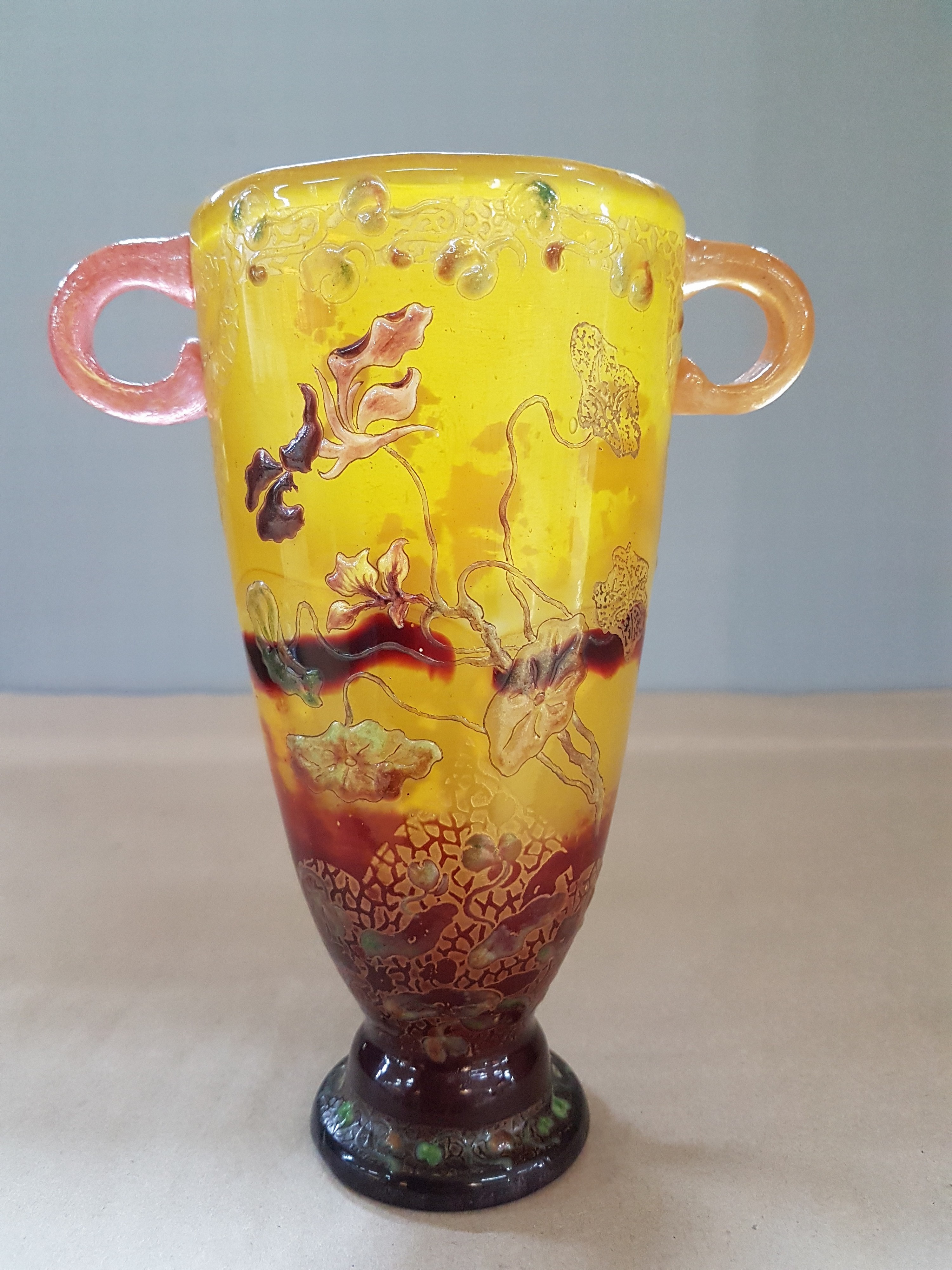 Detail c: Frühe Kantharos-Vase, Emile Galle, 1890-1900 , farbloses Glas, milchig weiß und gelb überfangen unteres Drittel rot getaucht, gesprengte ...