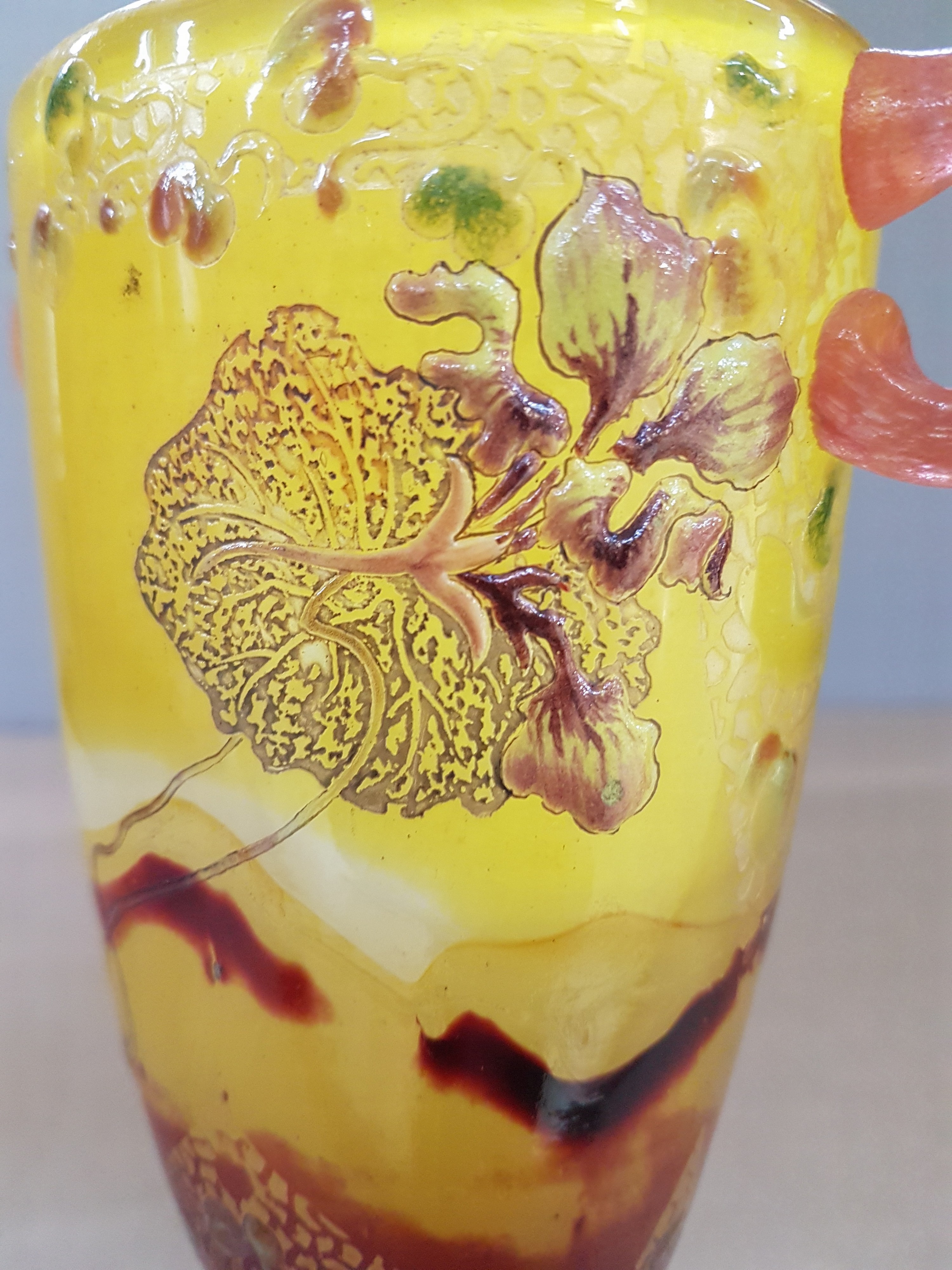 Detail e: Frühe Kantharos-Vase, Emile Galle, 1890-1900 , farbloses Glas, milchig weiß und gelb überfangen unteres Drittel rot getaucht, gesprengte ...