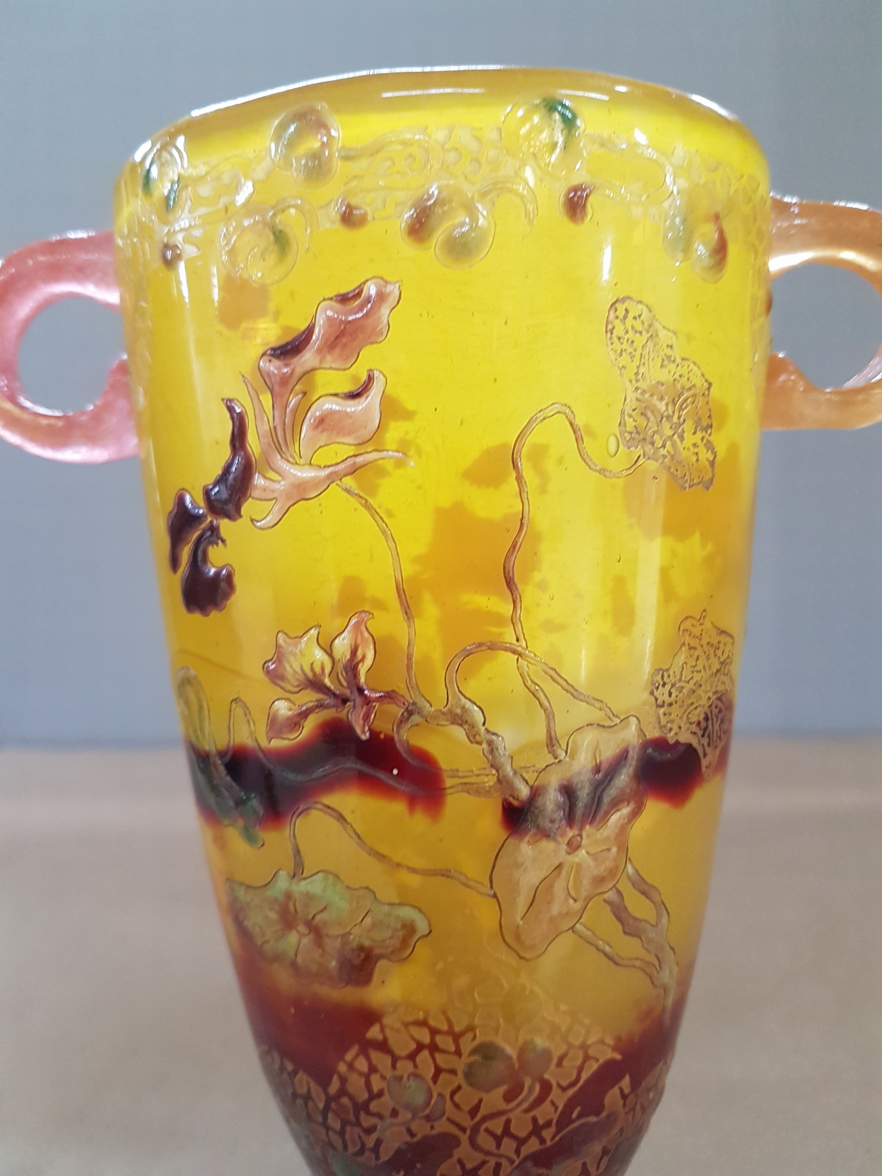 Detail f: Frühe Kantharos-Vase, Emile Galle, 1890-1900 , farbloses Glas, milchig weiß und gelb überfangen unteres Drittel rot getaucht, gesprengte ...