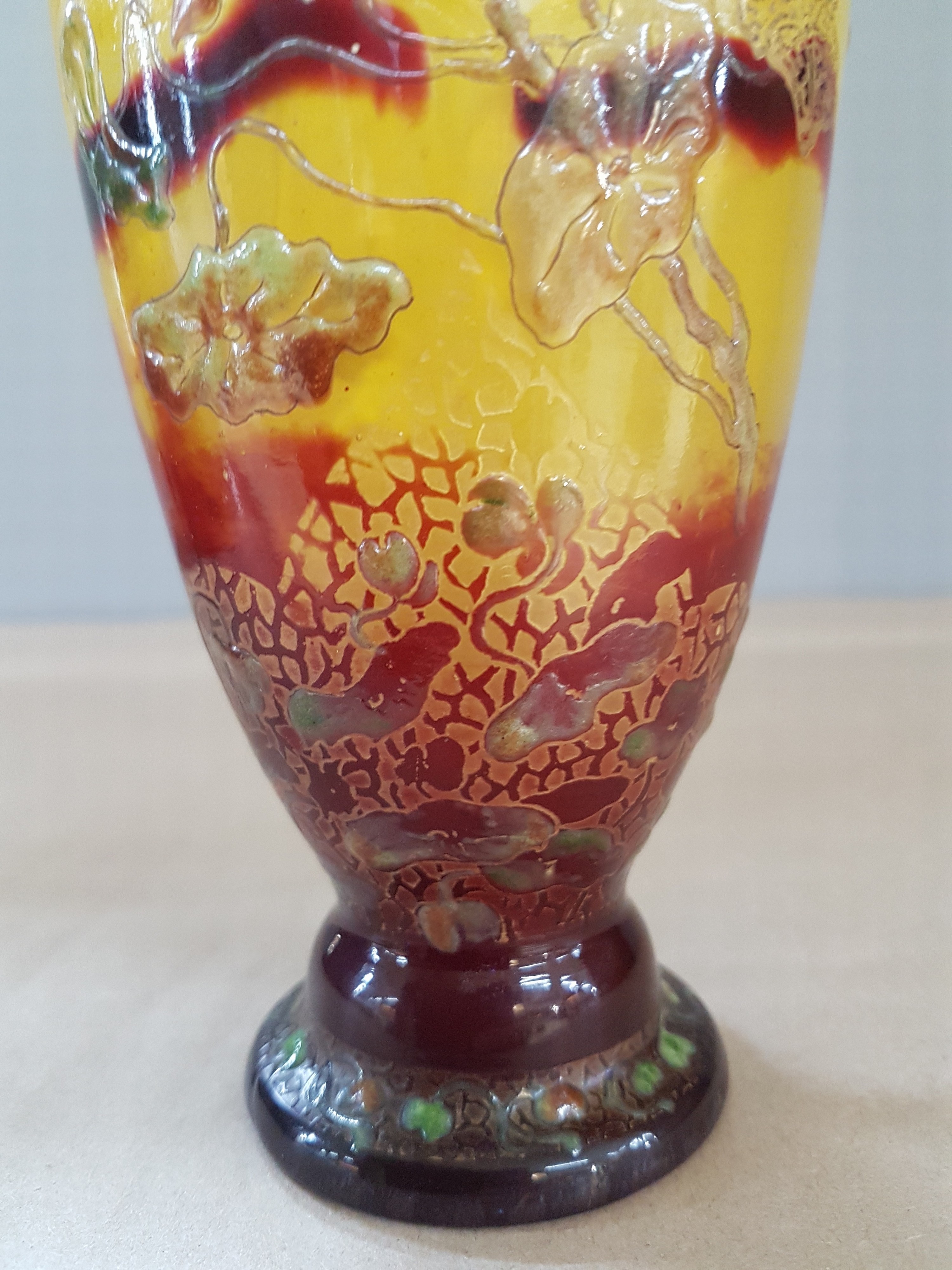 Detail g: Frühe Kantharos-Vase, Emile Galle, 1890-1900 , farbloses Glas, milchig weiß und gelb überfangen unteres Drittel rot getaucht, gesprengte ...