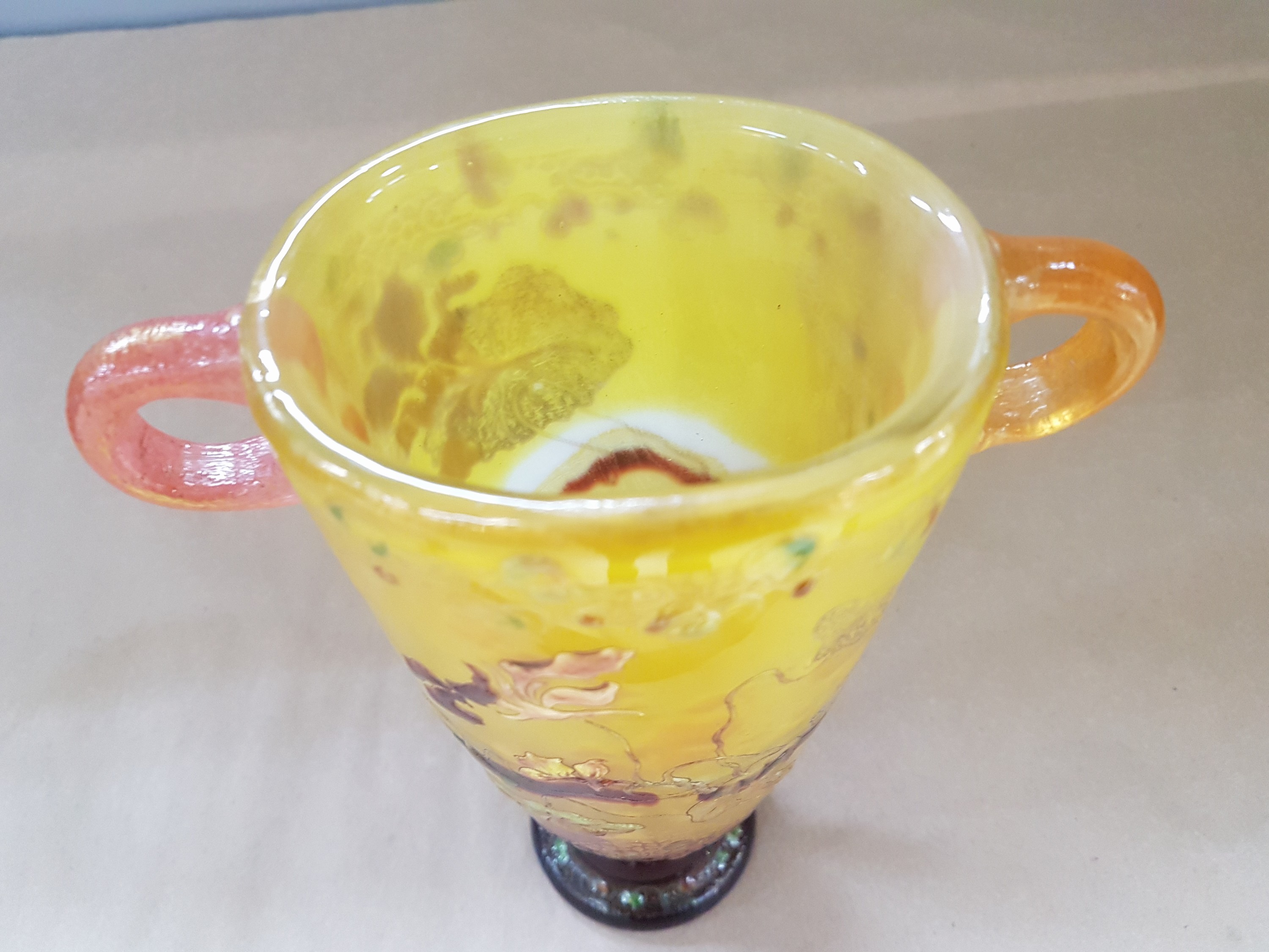 Detail h: Frühe Kantharos-Vase, Emile Galle, 1890-1900 , farbloses Glas, milchig weiß und gelb überfangen unteres Drittel rot getaucht, gesprengte ...