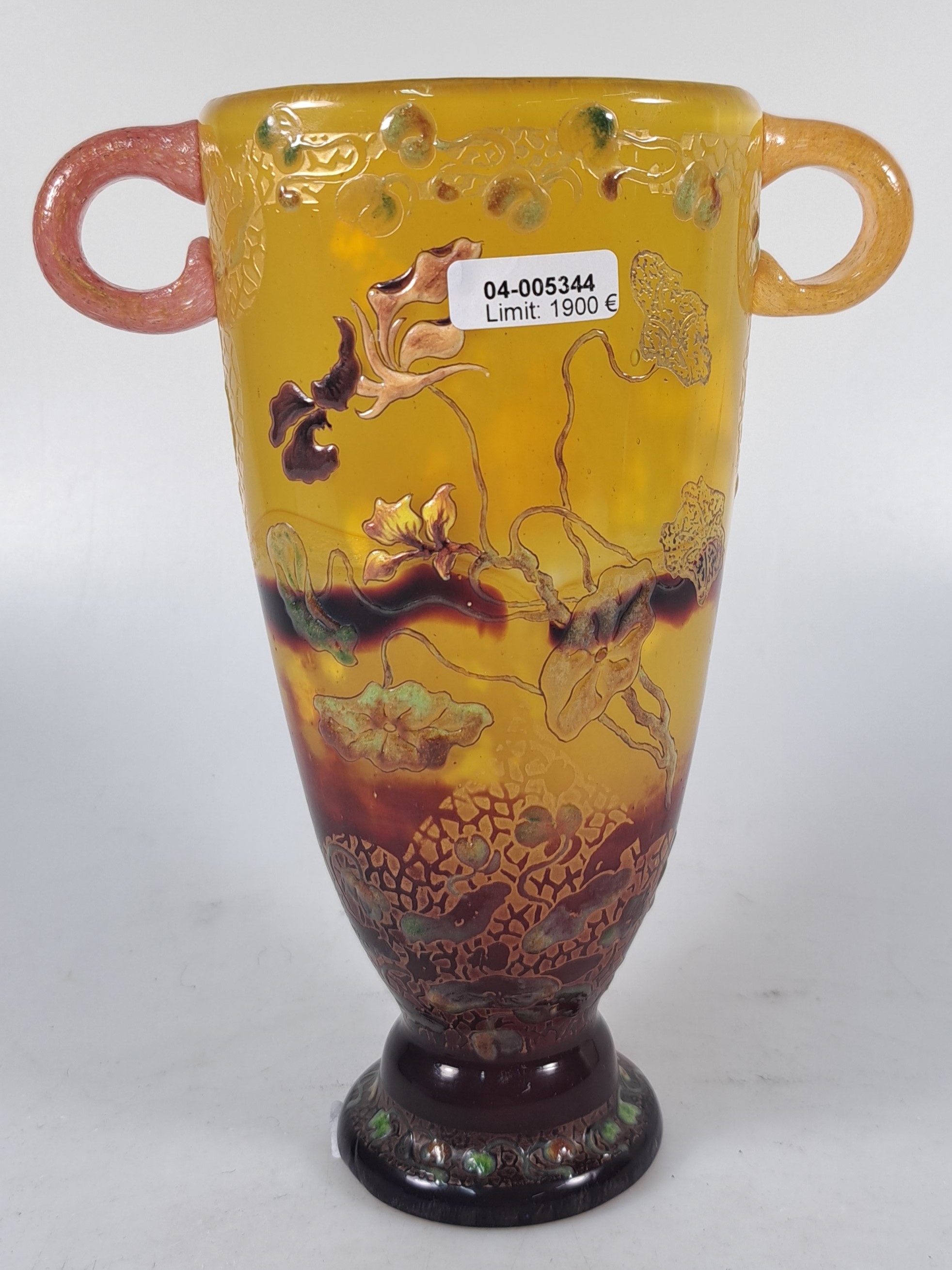 Detail j: Frühe Kantharos-Vase, Emile Galle, 1890-1900 , farbloses Glas, milchig weiß und gelb überfangen unteres Drittel rot getaucht, gesprengte ...