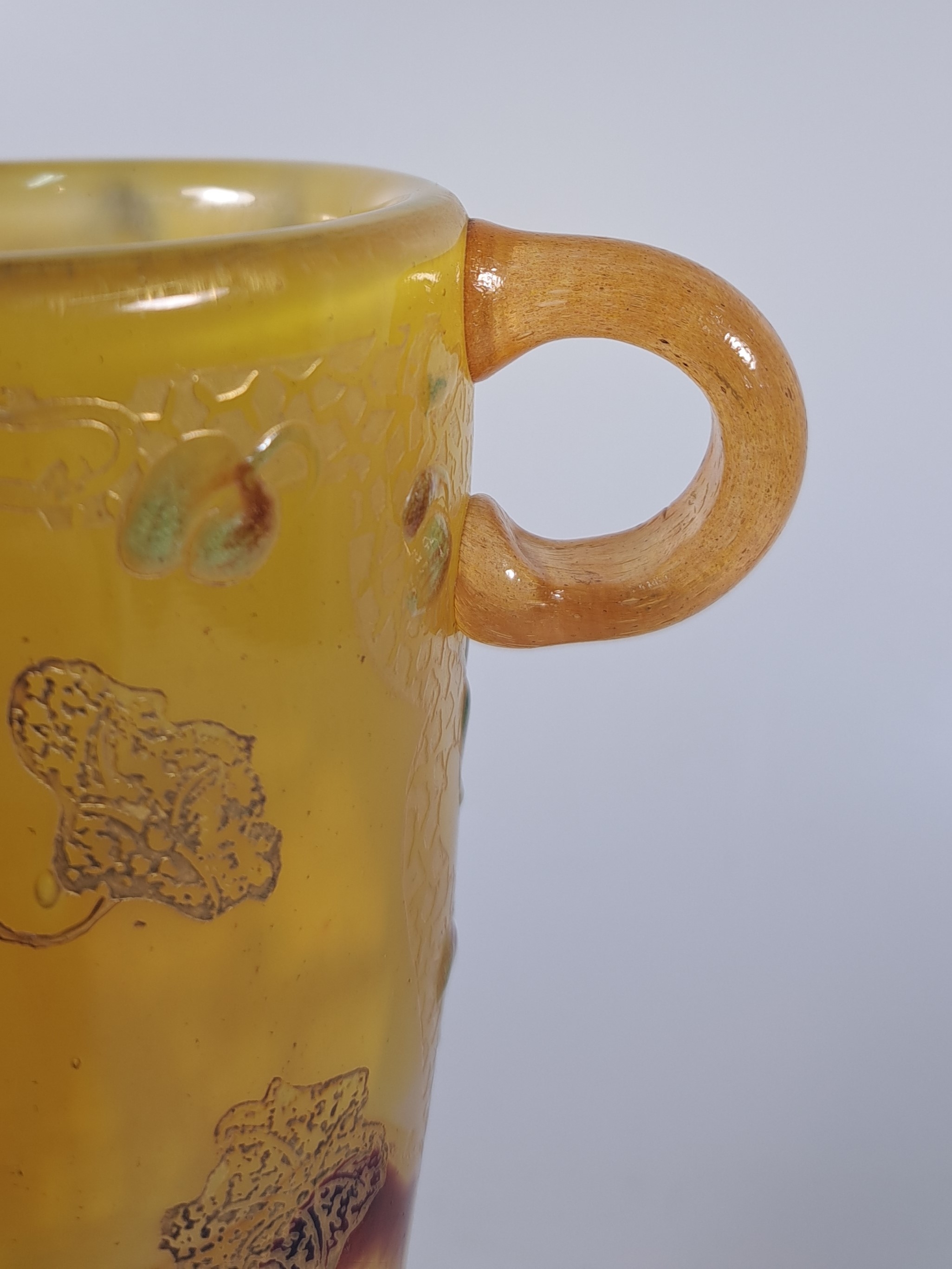 Detail l: Frühe Kantharos-Vase, Emile Galle, 1890-1900 , farbloses Glas, milchig weiß und gelb überfangen unteres Drittel rot getaucht, gesprengte ...
