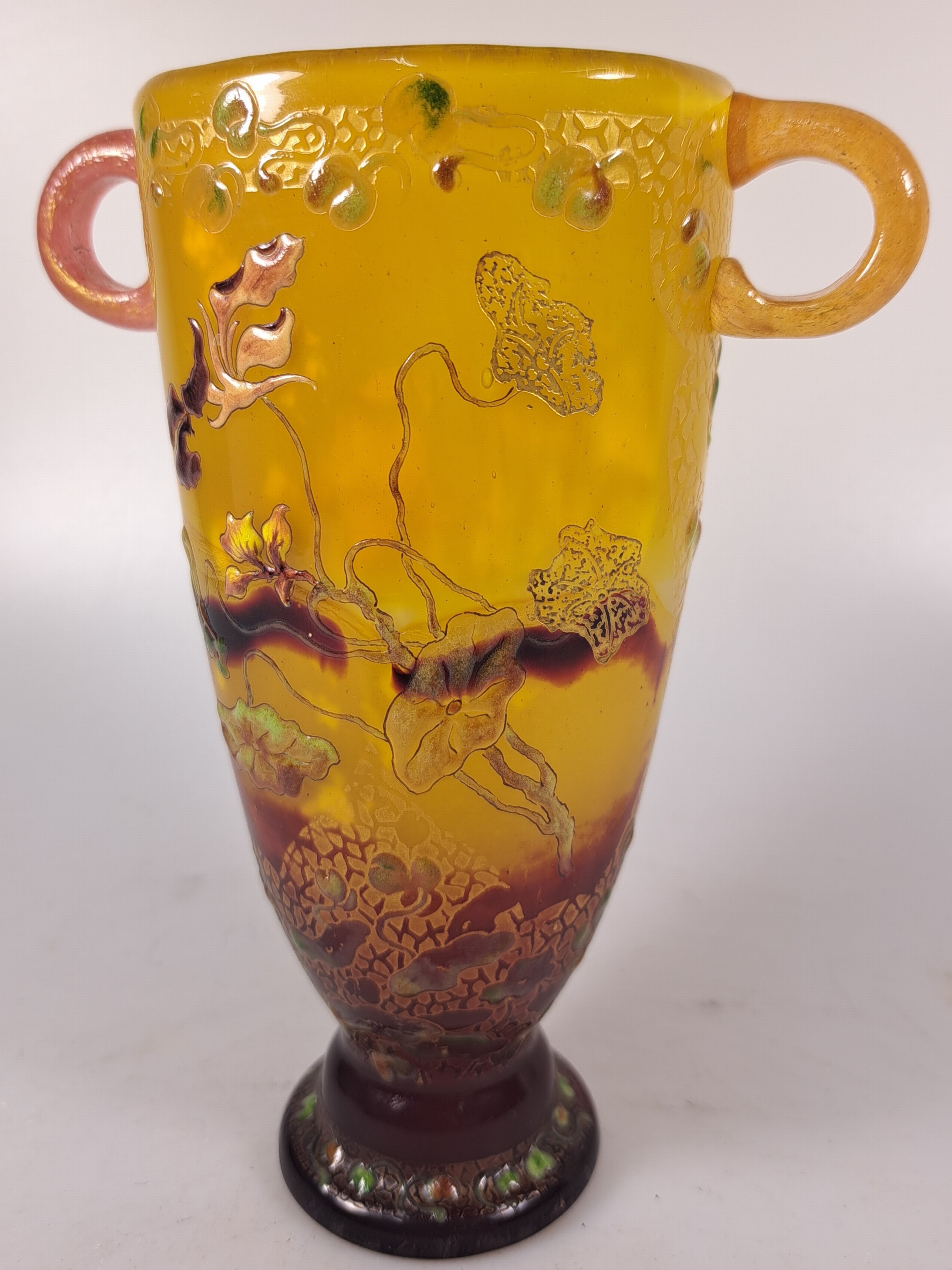 Detail n: Frühe Kantharos-Vase, Emile Galle, 1890-1900 , farbloses Glas, milchig weiß und gelb überfangen unteres Drittel rot getaucht, gesprengte ...