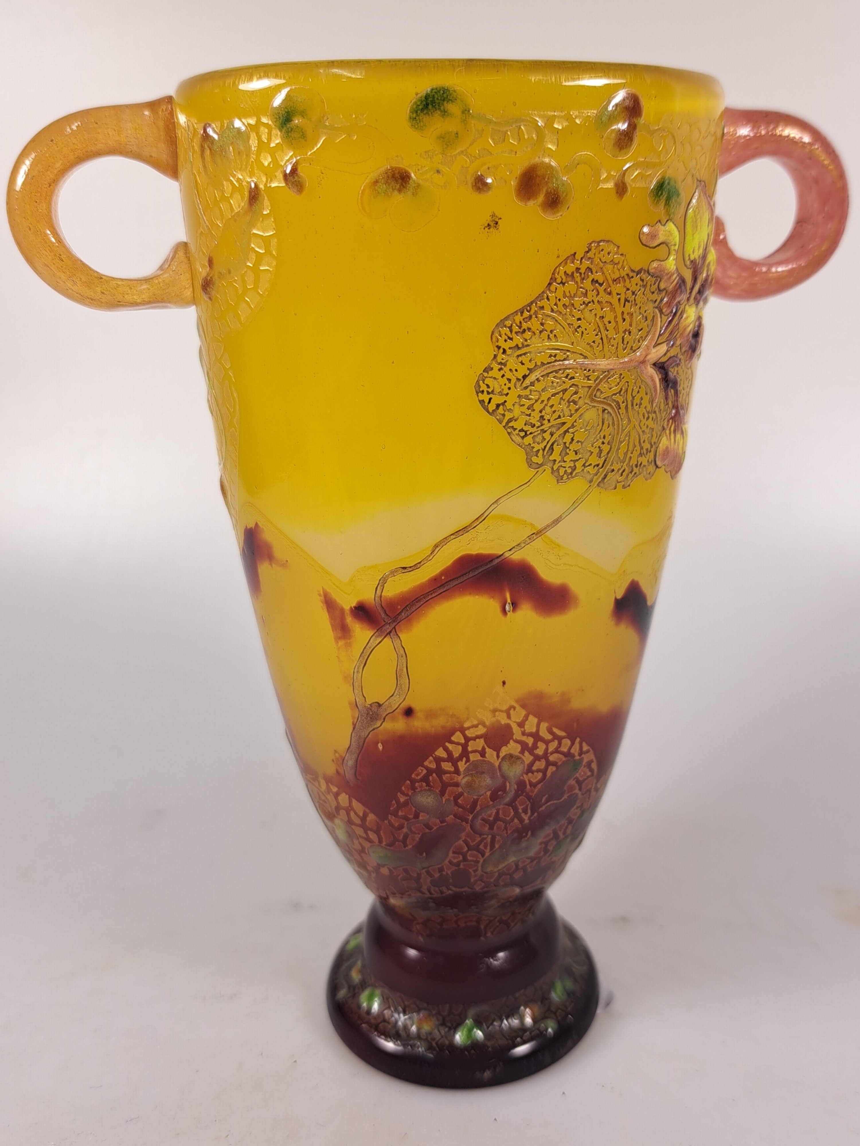 Detail o: Frühe Kantharos-Vase, Emile Galle, 1890-1900 , farbloses Glas, milchig weiß und gelb überfangen unteres Drittel rot getaucht, gesprengte ...