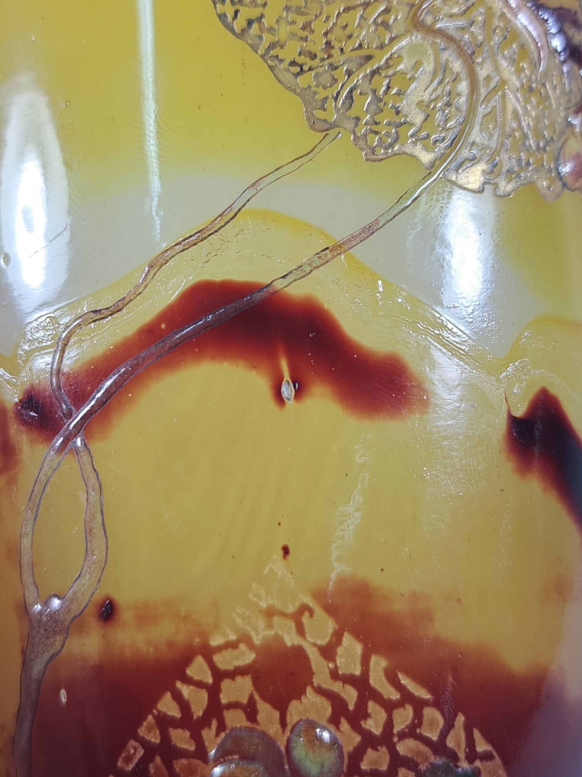 Detail p: Frühe Kantharos-Vase, Emile Galle, 1890-1900 , farbloses Glas, milchig weiß und gelb überfangen unteres Drittel rot getaucht, gesprengte ...