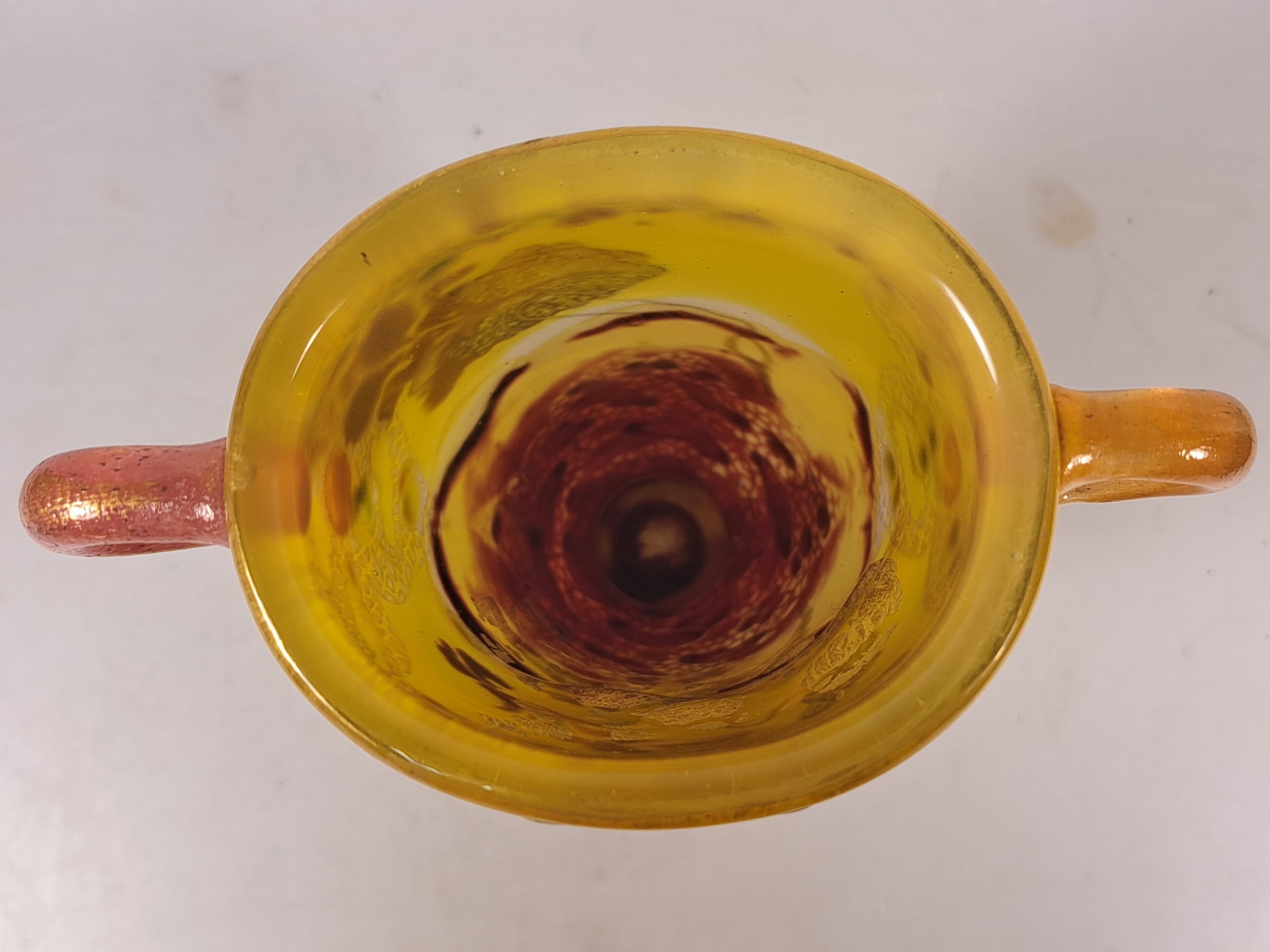 Detail s: Frühe Kantharos-Vase, Emile Galle, 1890-1900 , farbloses Glas, milchig weiß und gelb überfangen unteres Drittel rot getaucht, gesprengte ...
