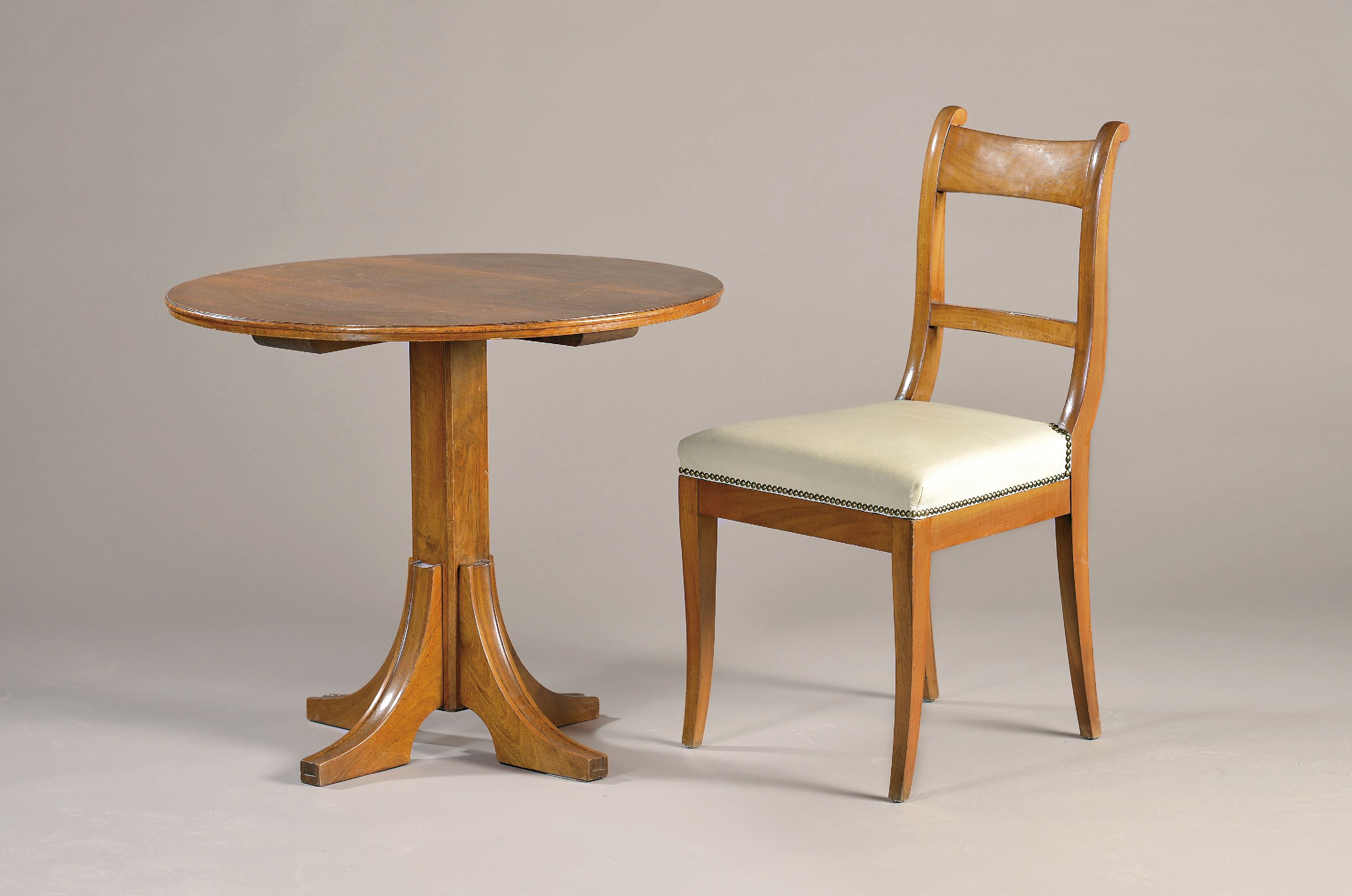 Tisch und vier Stühle, 2. Hälfte 19. Jh., Stühle Kirschbaum massiv, Tisch um 1900 in Mahagoni massiv, Sitze gepolstert, Stühle H. ca. 87cm, Tisch ...