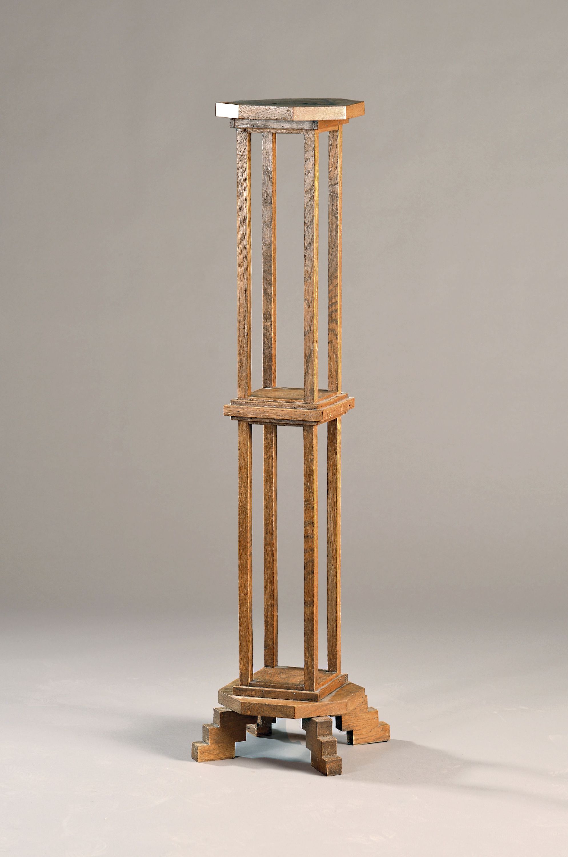 Image 27069100 - Blumensäule, deutsch, um 1920-30, Esche, auf vier getreppten Füßen stehend, H. ca. ...