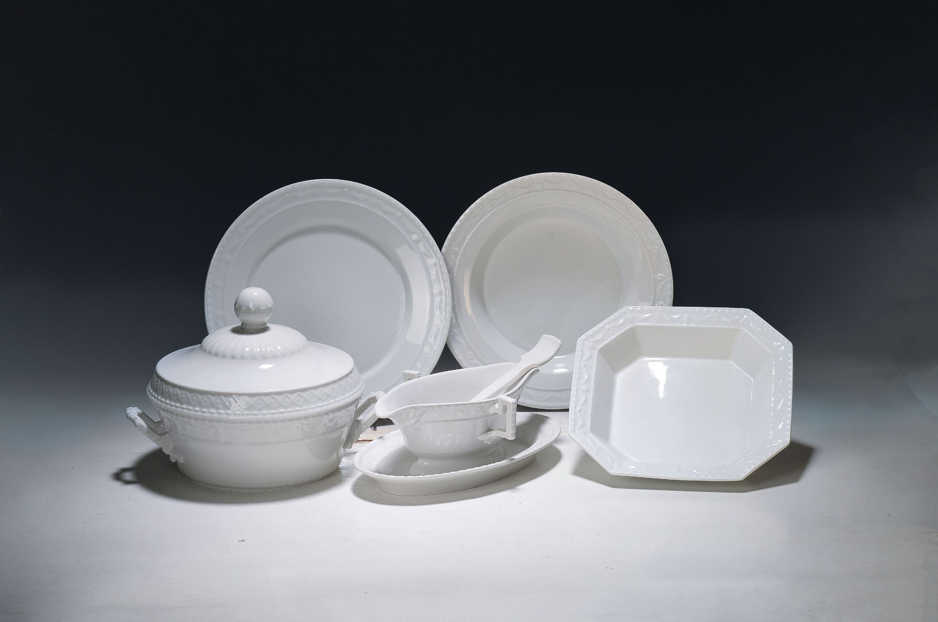 Image 27069102 - Speiseservice Kurland, KPM Berlin, 20.Jh., Weißporzellan, Reliefzier, 12 Speiseteller ...