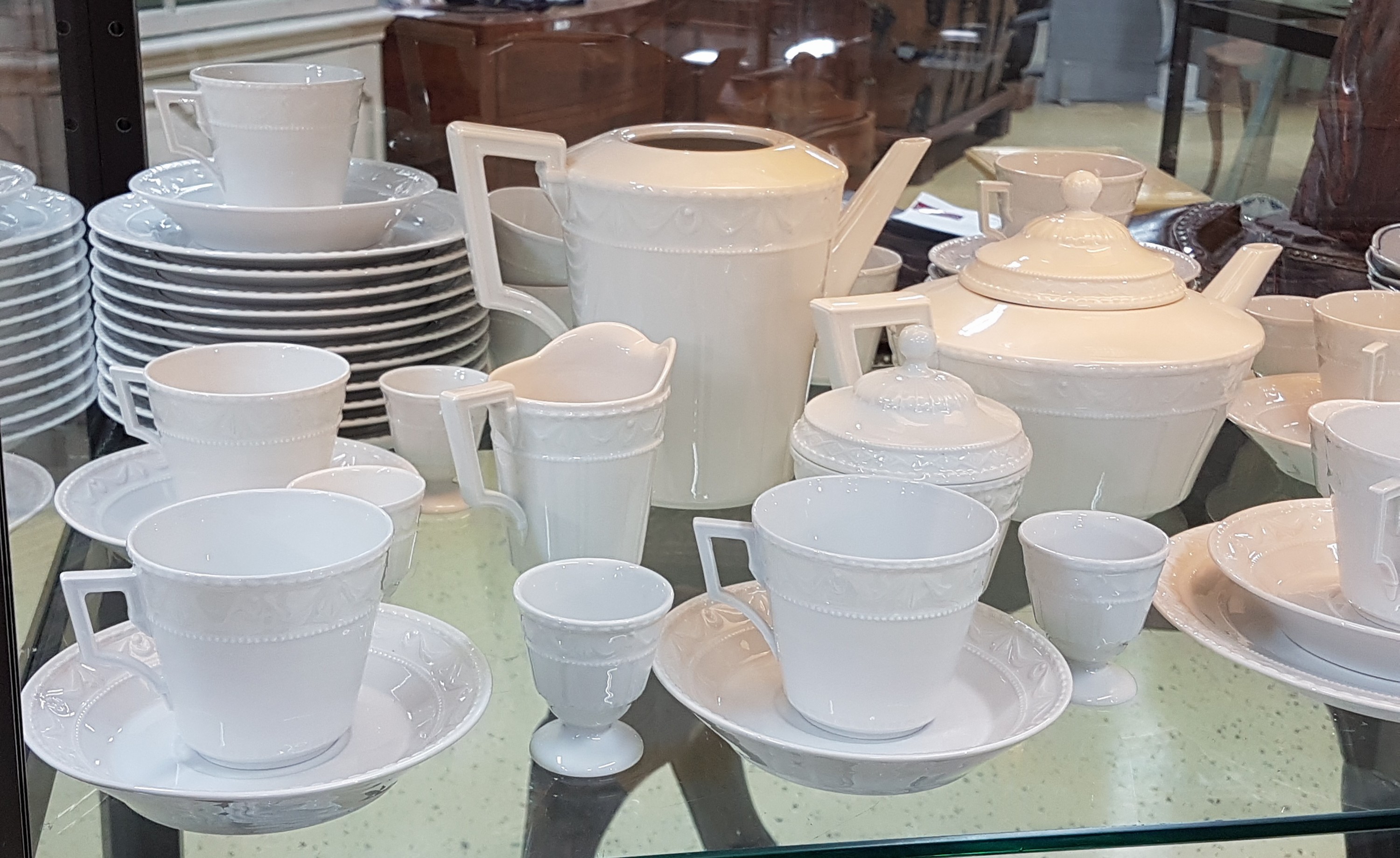 Detail a: Frühstücksservice Kurland, KPM Berlin, 20. Jh., Weißporzellan, Reliefzier, 12 Tassen mit UT, 12 Teller D. 19,5 cm, 6 Eierbecher, Sahnegießer und ...