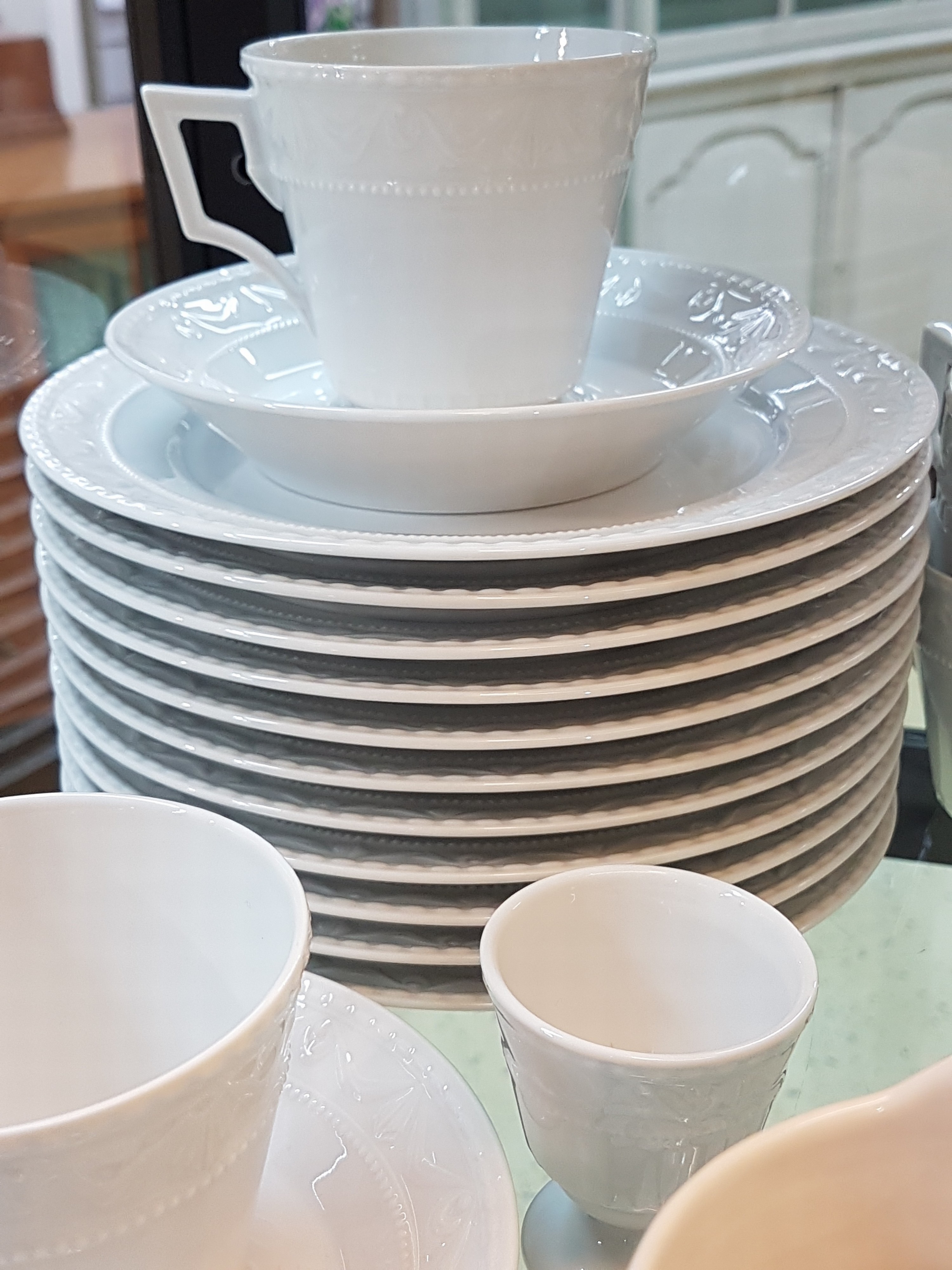 Detail c: Frühstücksservice Kurland, KPM Berlin, 20. Jh., Weißporzellan, Reliefzier, 12 Tassen mit UT, 12 Teller D. 19,5 cm, 6 Eierbecher, Sahnegießer und ...