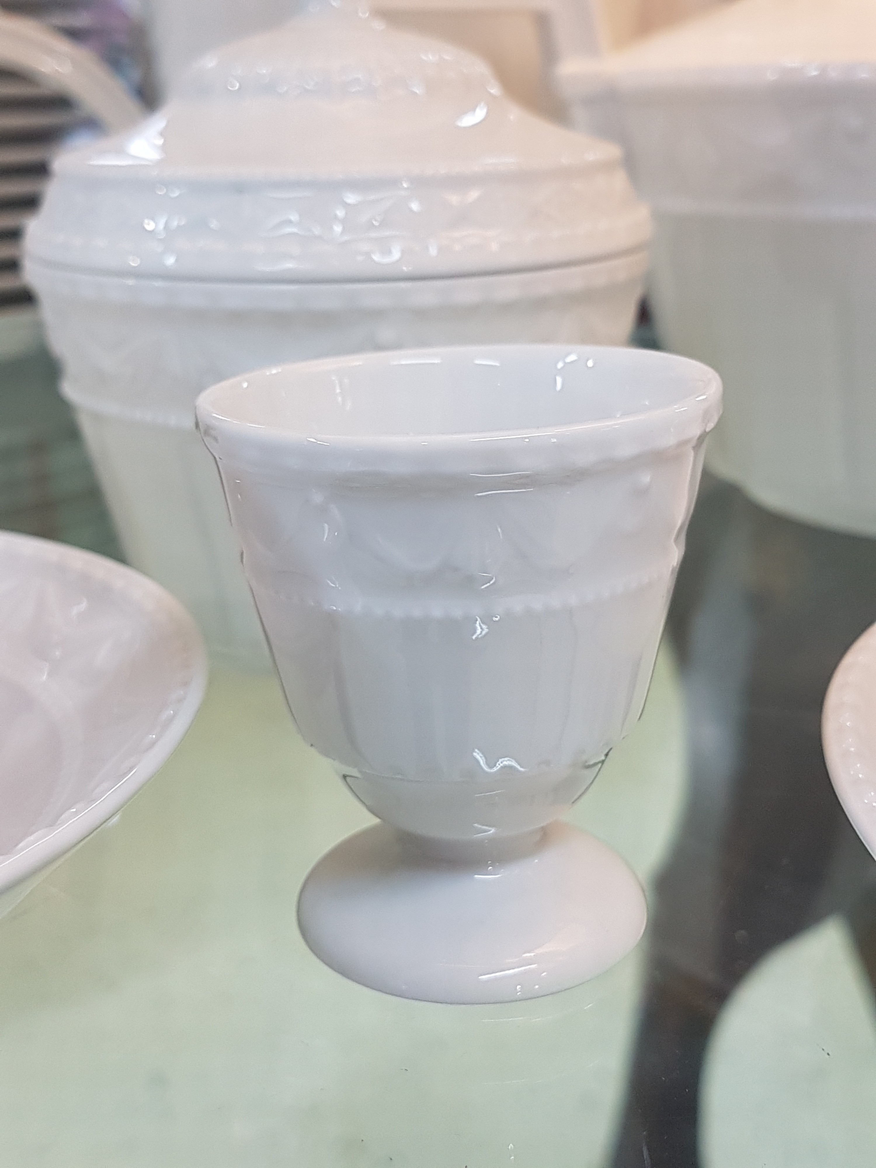 Detail e: Frühstücksservice Kurland, KPM Berlin, 20. Jh., Weißporzellan, Reliefzier, 12 Tassen mit UT, 12 Teller D. 19,5 cm, 6 Eierbecher, Sahnegießer und ...
