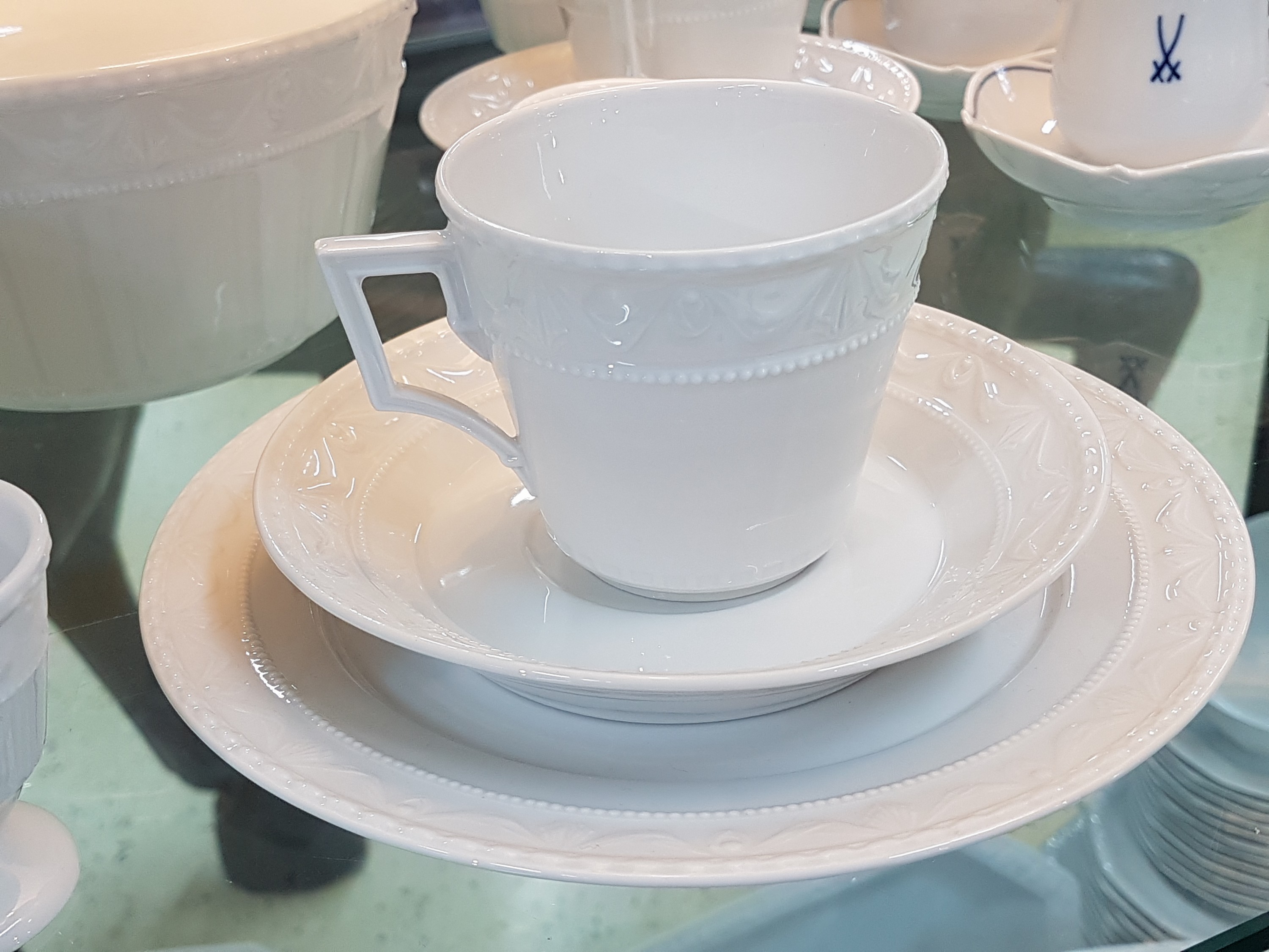 Detail f: Frühstücksservice Kurland, KPM Berlin, 20. Jh., Weißporzellan, Reliefzier, 12 Tassen mit UT, 12 Teller D. 19,5 cm, 6 Eierbecher, Sahnegießer und ...