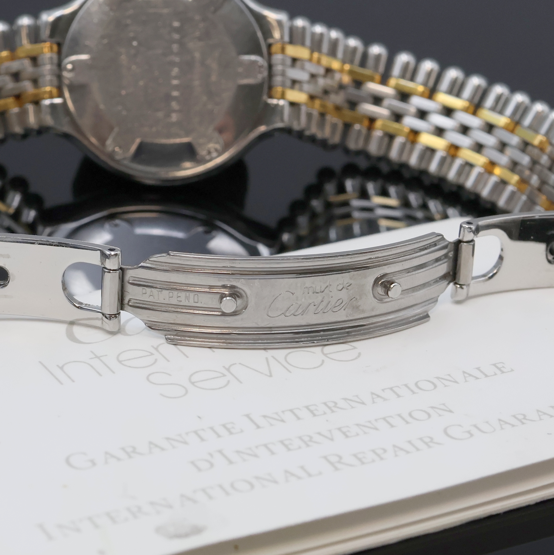 Detail d: CARTIER Damenarmbanduhr Linie 21, Schweiz um 1998, quarz, Edelstahl/gold komb. Geh. inkl. Gliederband m. dopp. Faltschl., Boden 6-fach verschr., ...