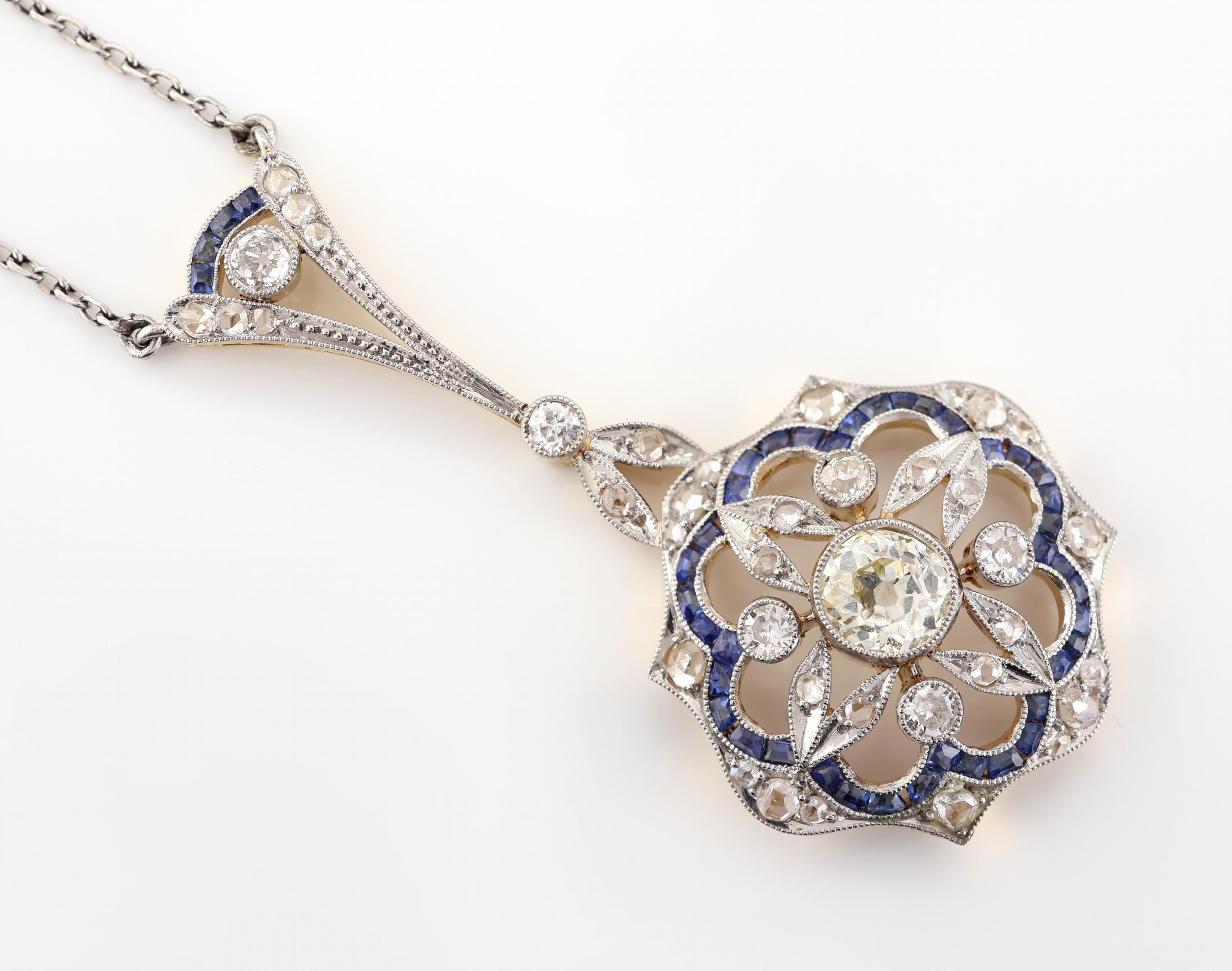 Detail b: 14 kt Gold Jugendstil Diamant-Saphir-Collier, um 1900, GG/WG 585/000, mittig Altschliffdiamant ca. 0.44 ct l.get.Weiß/p, 38Altschliffdiamanten und ...