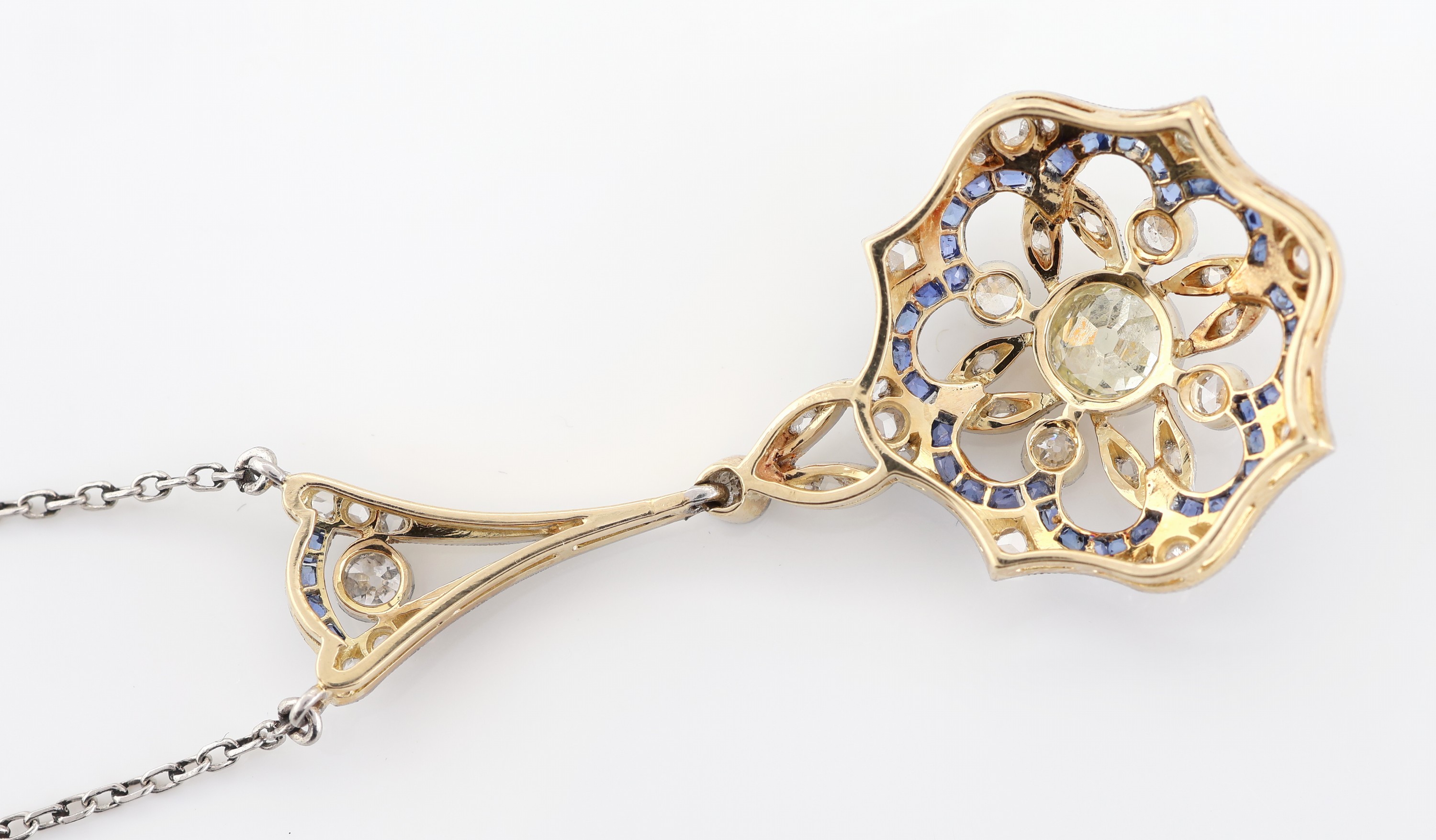 Detail c: 14 kt Gold Jugendstil Diamant-Saphir-Collier, um 1900, GG/WG 585/000, mittig Altschliffdiamant ca. 0.44 ct l.get.Weiß/p, 38Altschliffdiamanten und ...