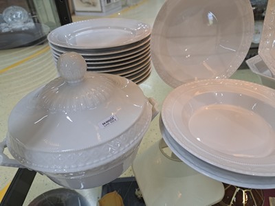 27069102a - Speiseservice Kurland, KPM Berlin, 20.Jh., Weißporzellan, Reliefzier, 12 Speiseteller ...