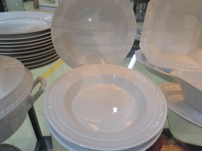 27069102b - Speiseservice Kurland, KPM Berlin, 20.Jh., Weißporzellan, Reliefzier, 12 Speiseteller ...