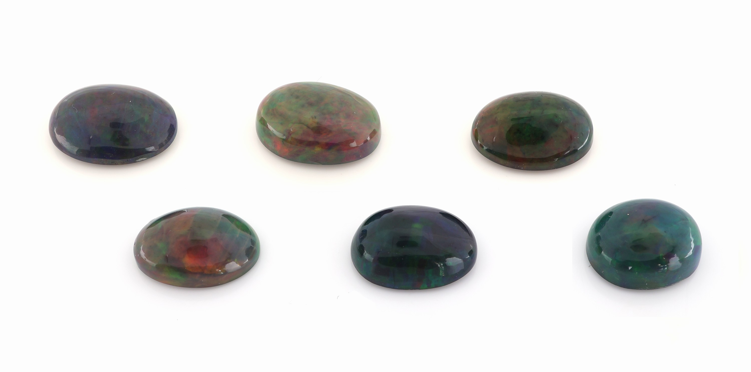 Detail a: Lot 6 lose Schwarzopal-Cabochons, 18.20 ct, schönes Farbspiel in Grün, Orange und Blau, wohl beh.