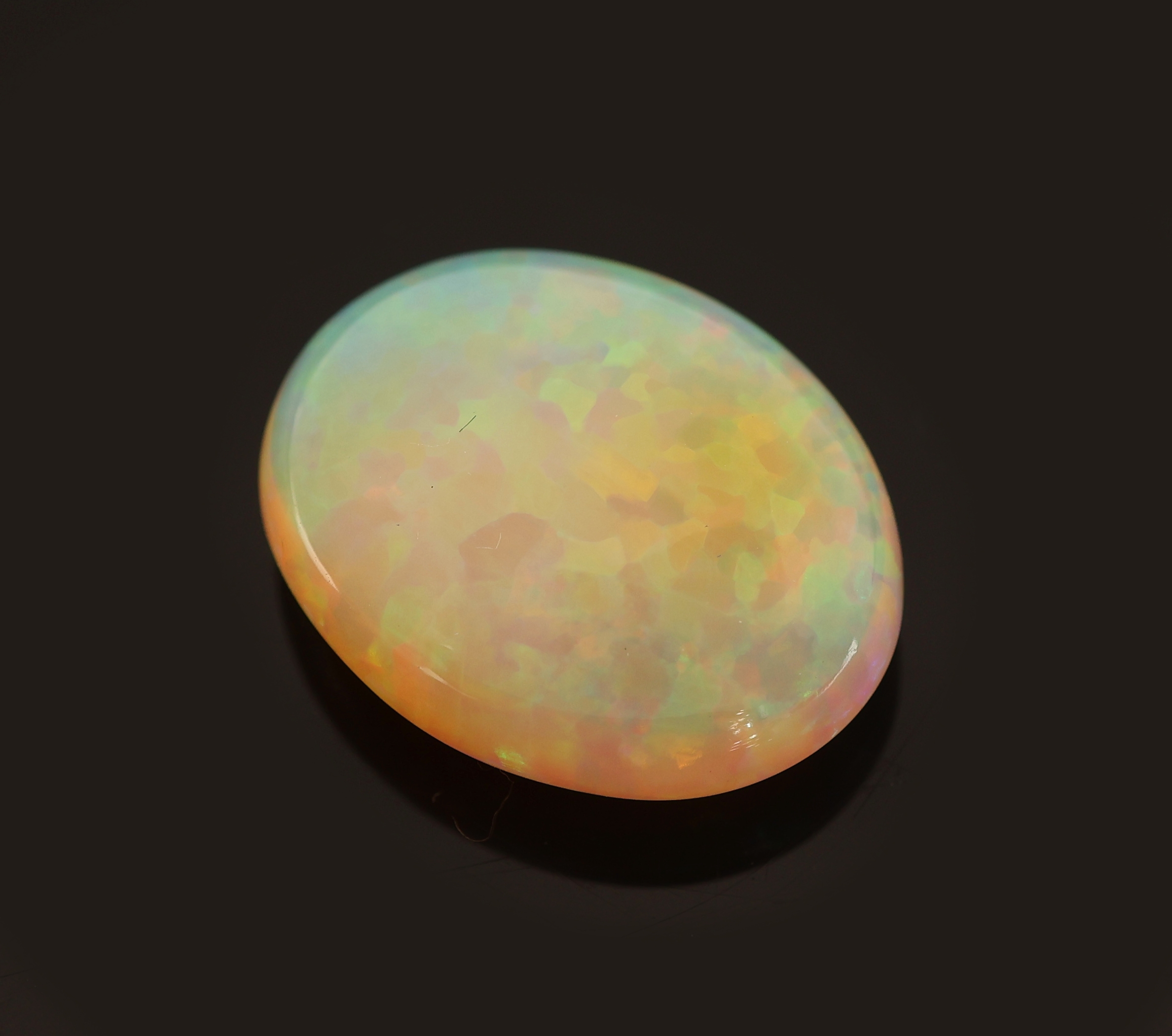 Detail c: Loser weißer Opal, 6.42 ct, Fundort: Äthiopien, Maße 15.9 x 12.5 x 6.2 mm, sehr schönes Farbspiel in Grün, Gelb und Orange