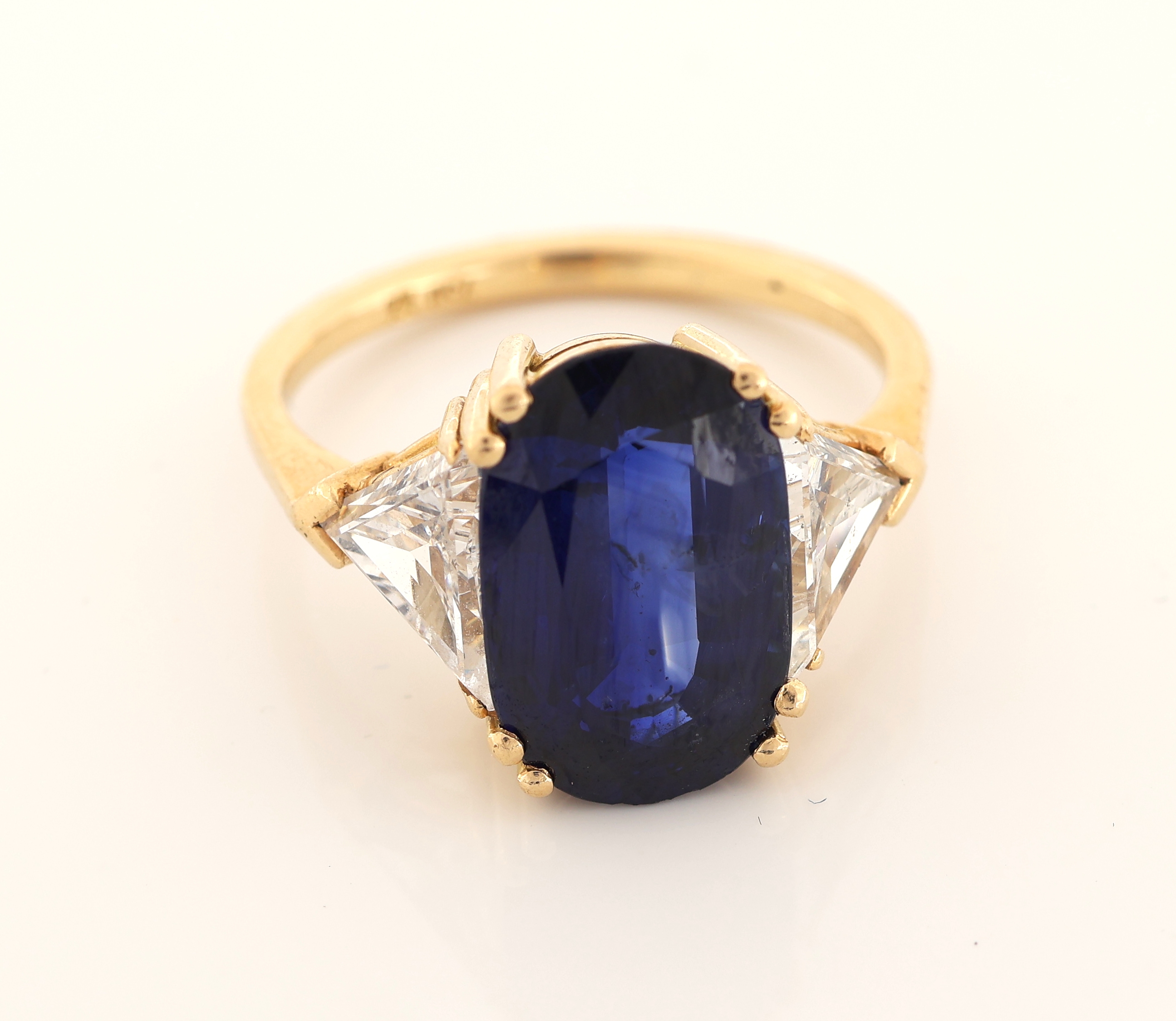Detail b: 18 kt Gold Saphir-Diamant-Ring, GG 750/000,ovalfacett. Saphir ca. 5.20 ct, sehr schöne Farbe, 2 Diamanttriangeln zus. ca. 1.50 ct Weiß/si, RW 56, ...