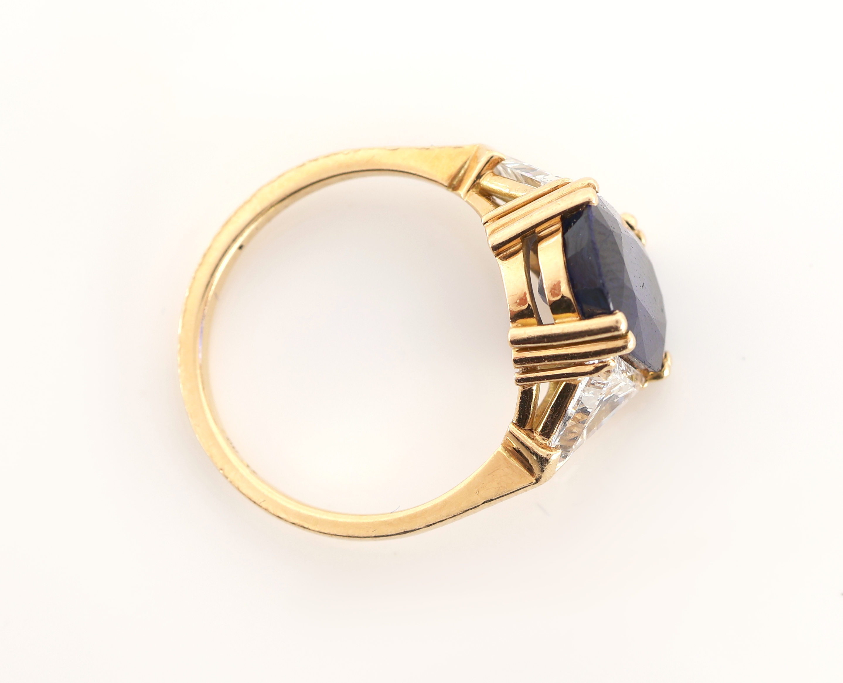 Detail d: 18 kt Gold Saphir-Diamant-Ring, GG 750/000,ovalfacett. Saphir ca. 5.20 ct, sehr schöne Farbe, 2 Diamanttriangeln zus. ca. 1.50 ct Weiß/si, RW 56, ...