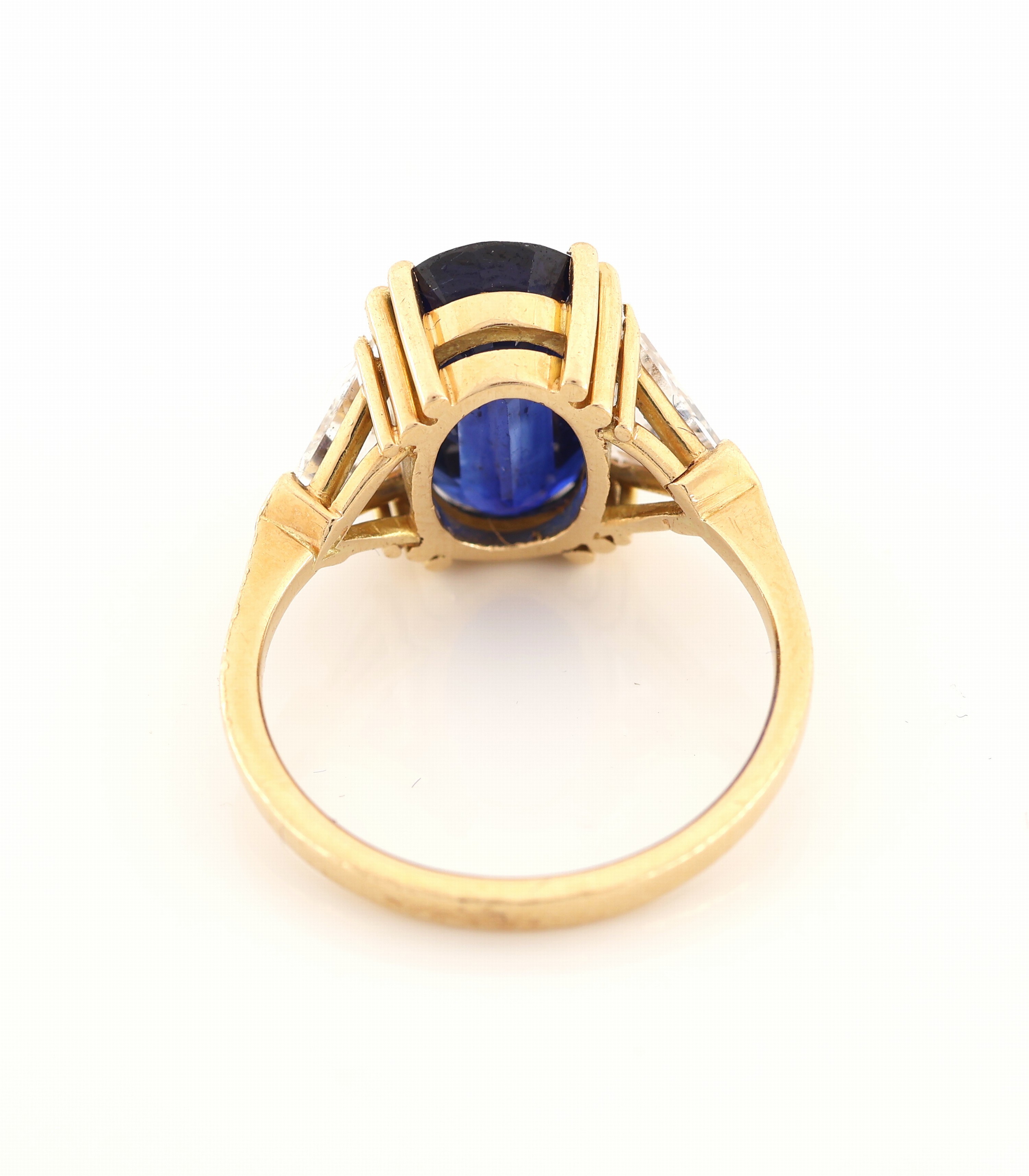 Detail e: 18 kt Gold Saphir-Diamant-Ring, GG 750/000,ovalfacett. Saphir ca. 5.20 ct, sehr schöne Farbe, 2 Diamanttriangeln zus. ca. 1.50 ct Weiß/si, RW 56, ...