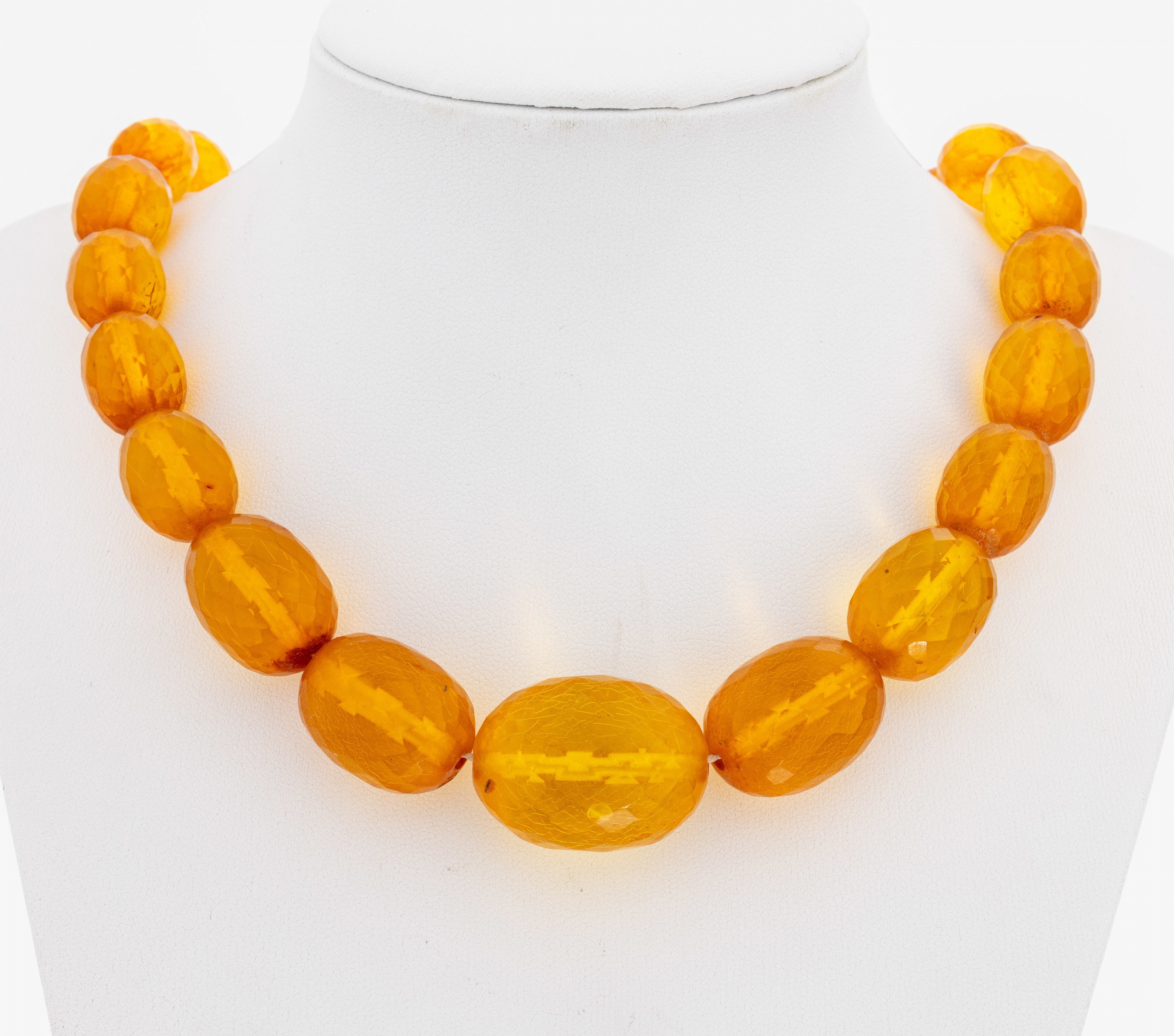Image 27069724 - Bernstein-Collier, im Verlauf, facett. Bernstein-Oliven, D. ca. 8.6-21.9 mm, L. ca. 47 ...
