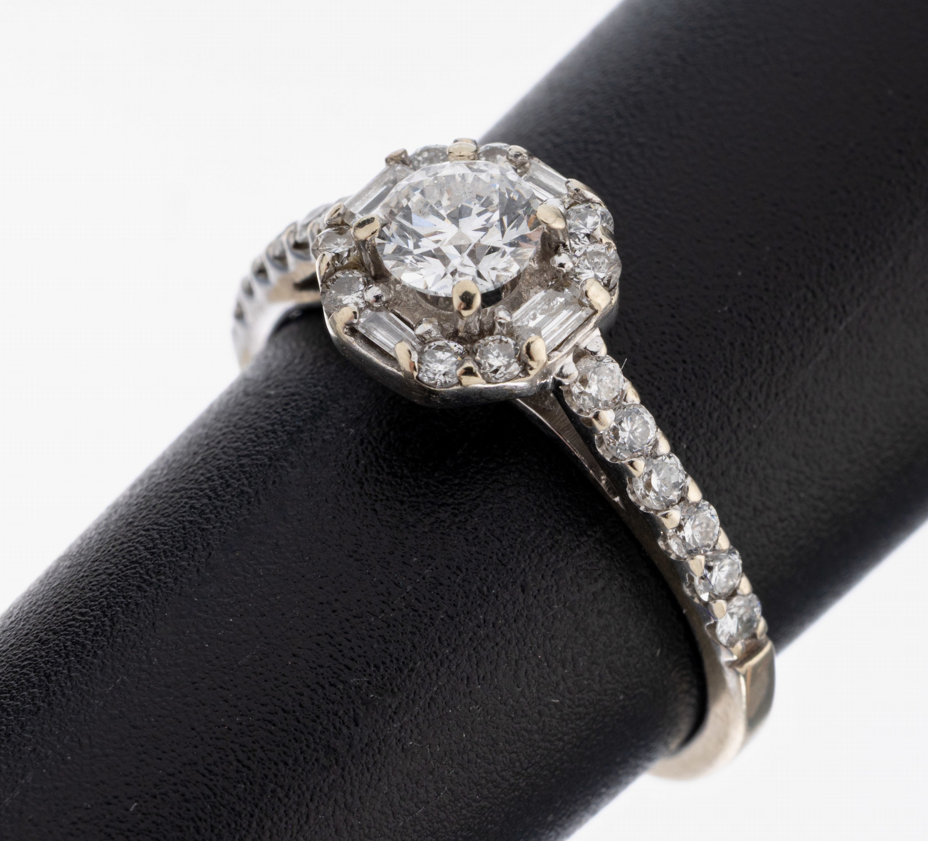 14 kt Gold Diamant-Ring, WG 585/000, mittigBrillant ca. 0.35 ct Weiß/p, 20 Brillanten und4 Diamantbaguettes zus. ca. 0.60 ct Weiß/si-p,RW 50, ca. ...
