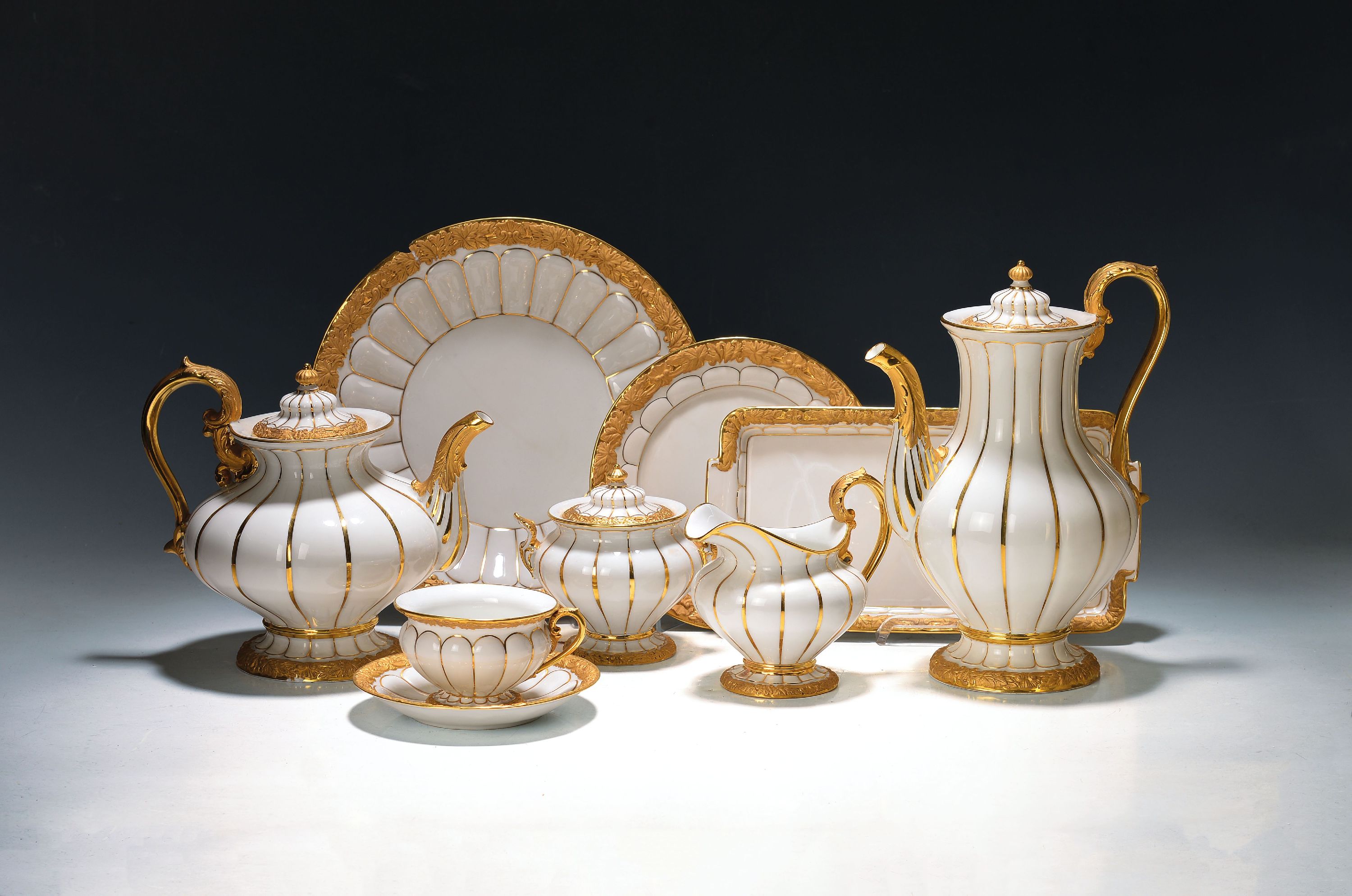 Image 27069731 - Kaffee- und Teeservice B-Form, Meissen, nach 1945, Porzellan, godroniert und mit ...