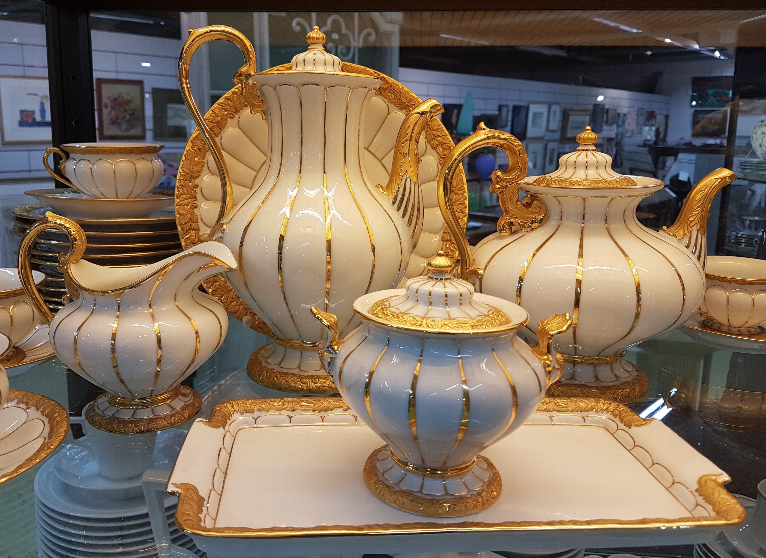 Detail a: Kaffee- und Teeservice B-Form, Meissen, nach 1945, Porzellan, godroniert und mit Reliefzier, Goldbronze, 7 Tassen mit UT, 10 Kuchenteller D.19cm (1x ...
