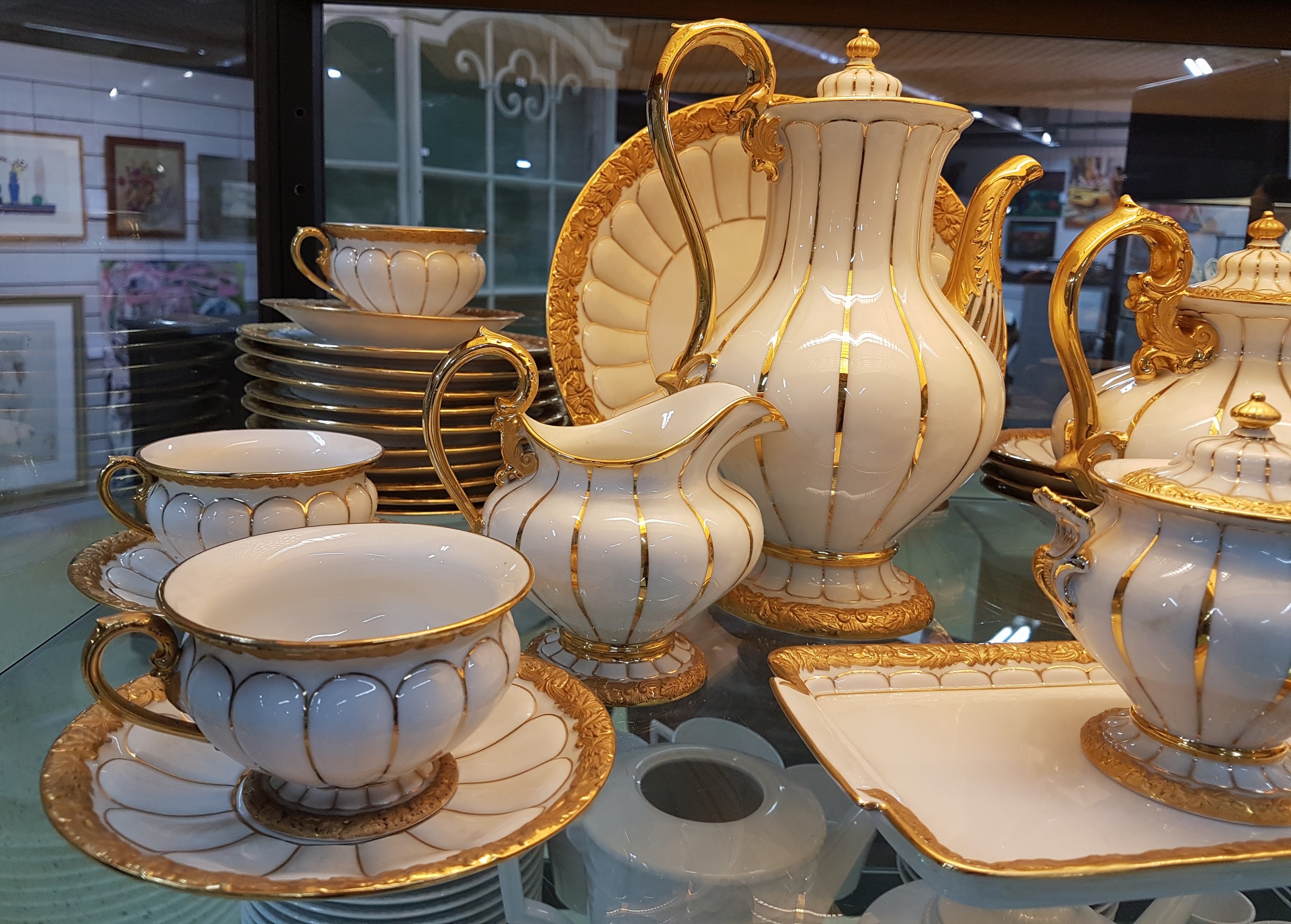 Detail b: Kaffee- und Teeservice B-Form, Meissen, nach 1945, Porzellan, godroniert und mit Reliefzier, Goldbronze, 7 Tassen mit UT, 10 Kuchenteller D.19cm (1x ...