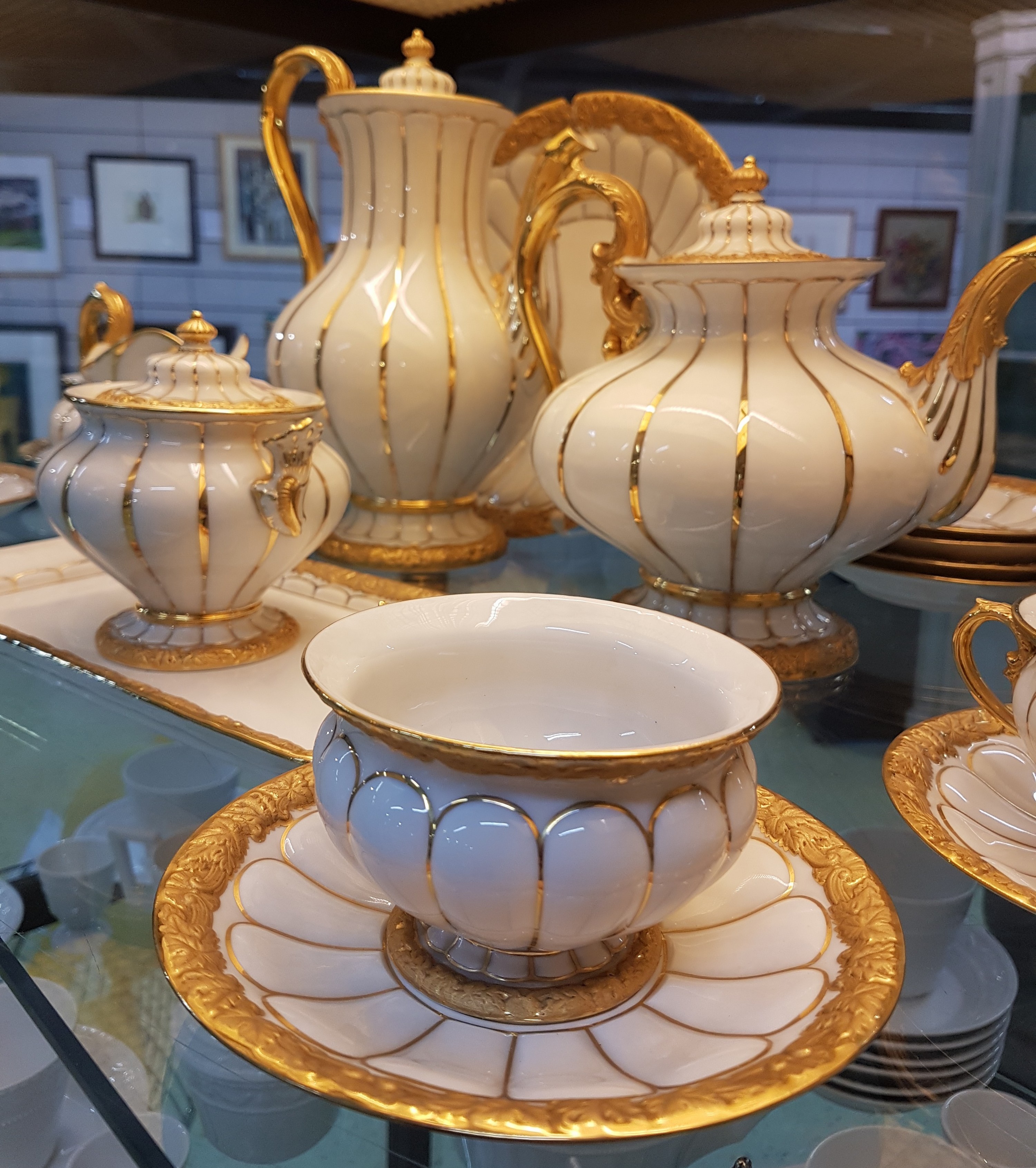 Detail c: Kaffee- und Teeservice B-Form, Meissen, nach 1945, Porzellan, godroniert und mit Reliefzier, Goldbronze, 7 Tassen mit UT, 10 Kuchenteller D.19cm (1x ...
