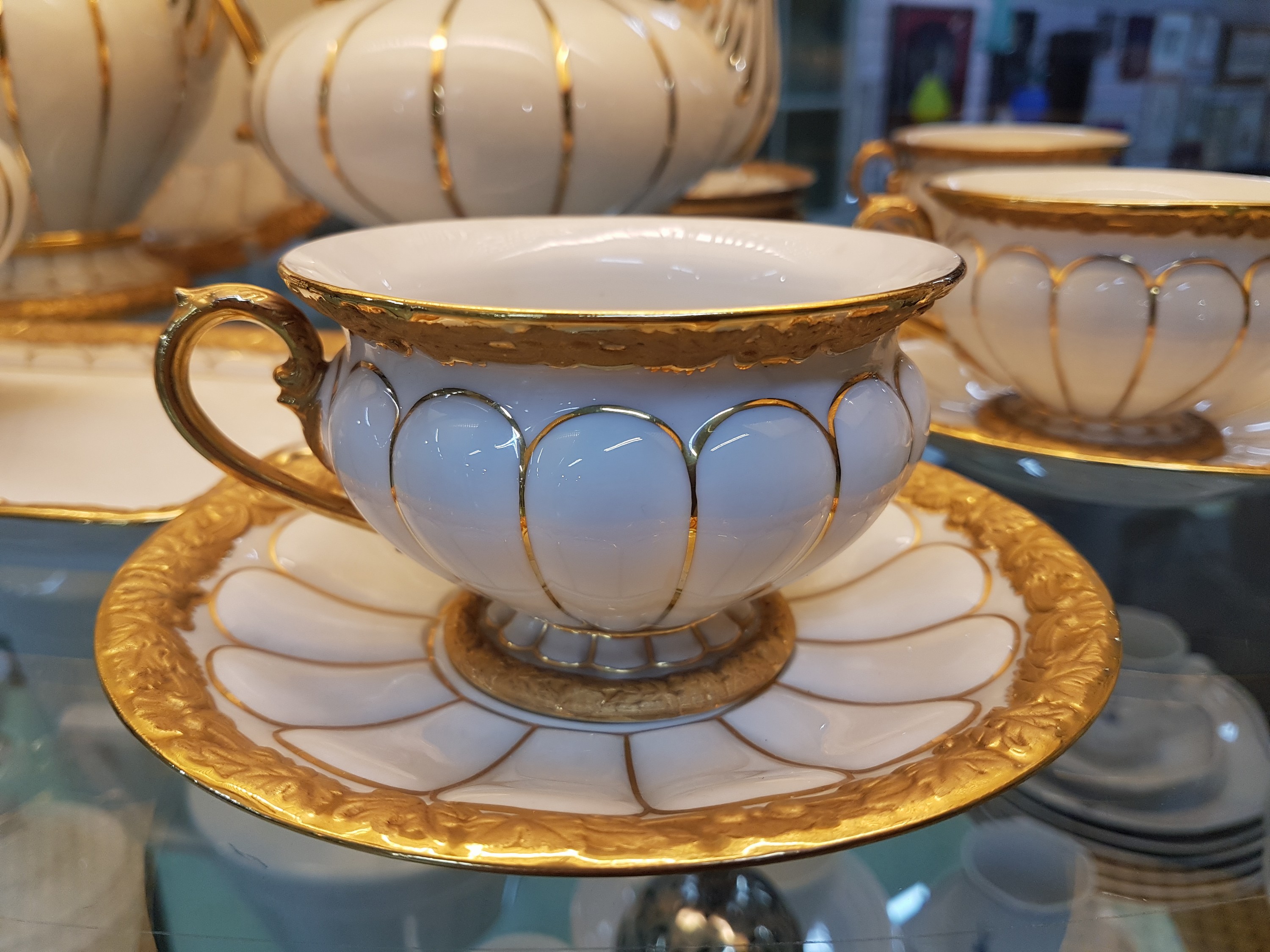 Detail d: Kaffee- und Teeservice B-Form, Meissen, nach 1945, Porzellan, godroniert und mit Reliefzier, Goldbronze, 7 Tassen mit UT, 10 Kuchenteller D.19cm (1x ...